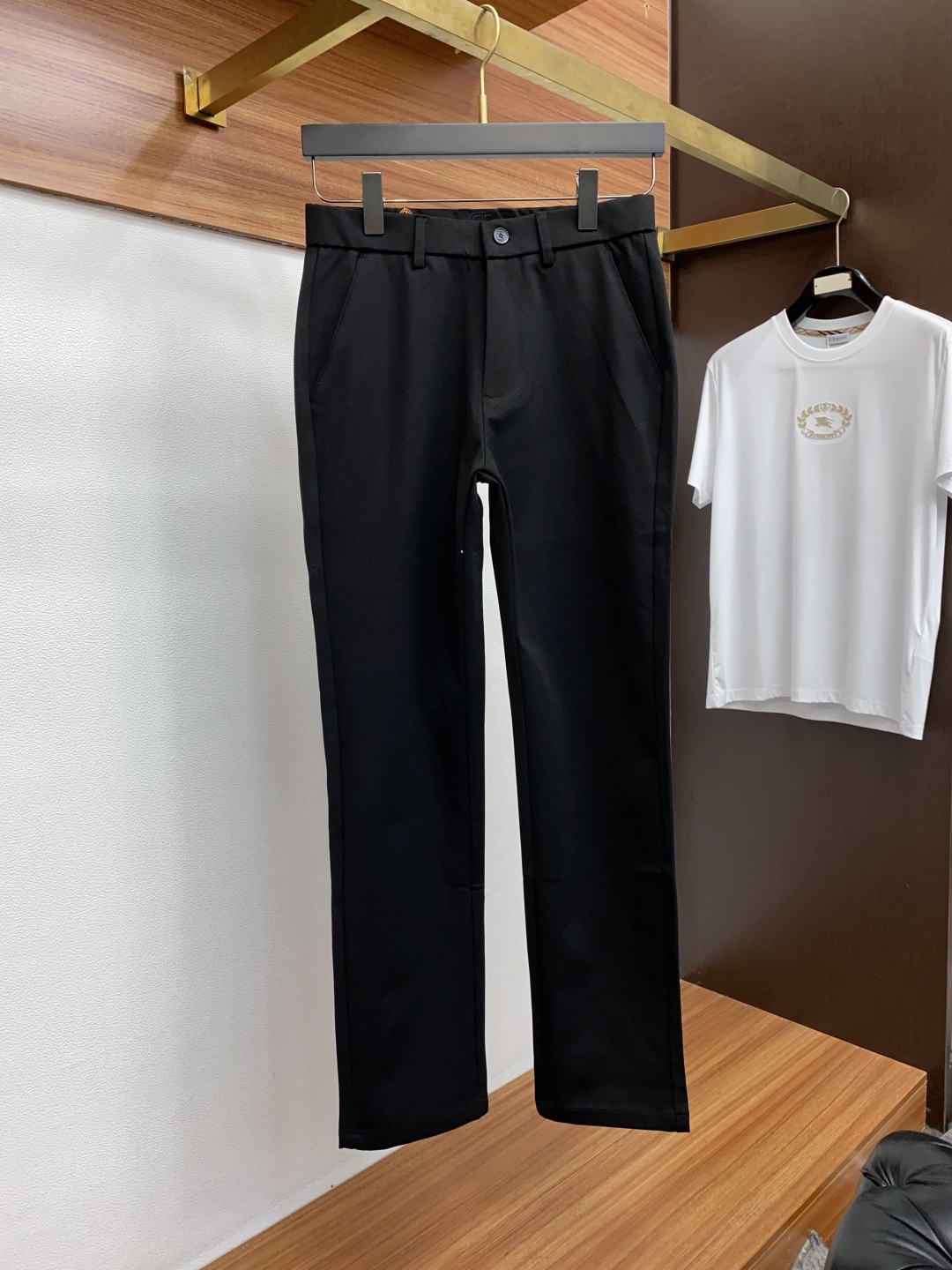 2025 秋冬定制休闲裤 干净利落剪裁，都市风十足 采用精纺面料手感软糯干爽，上身效果挺括有型。五金精致