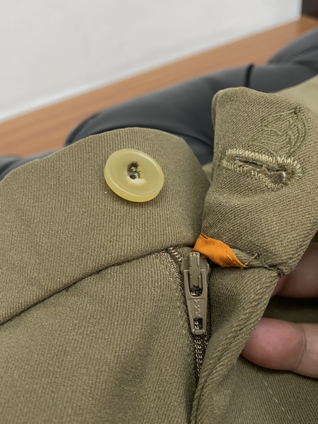 2025 秋冬定制休闲裤 干净利落剪裁，都市风十足 采用精纺面料手感软糯干爽，上身效果挺括有型。五金精致