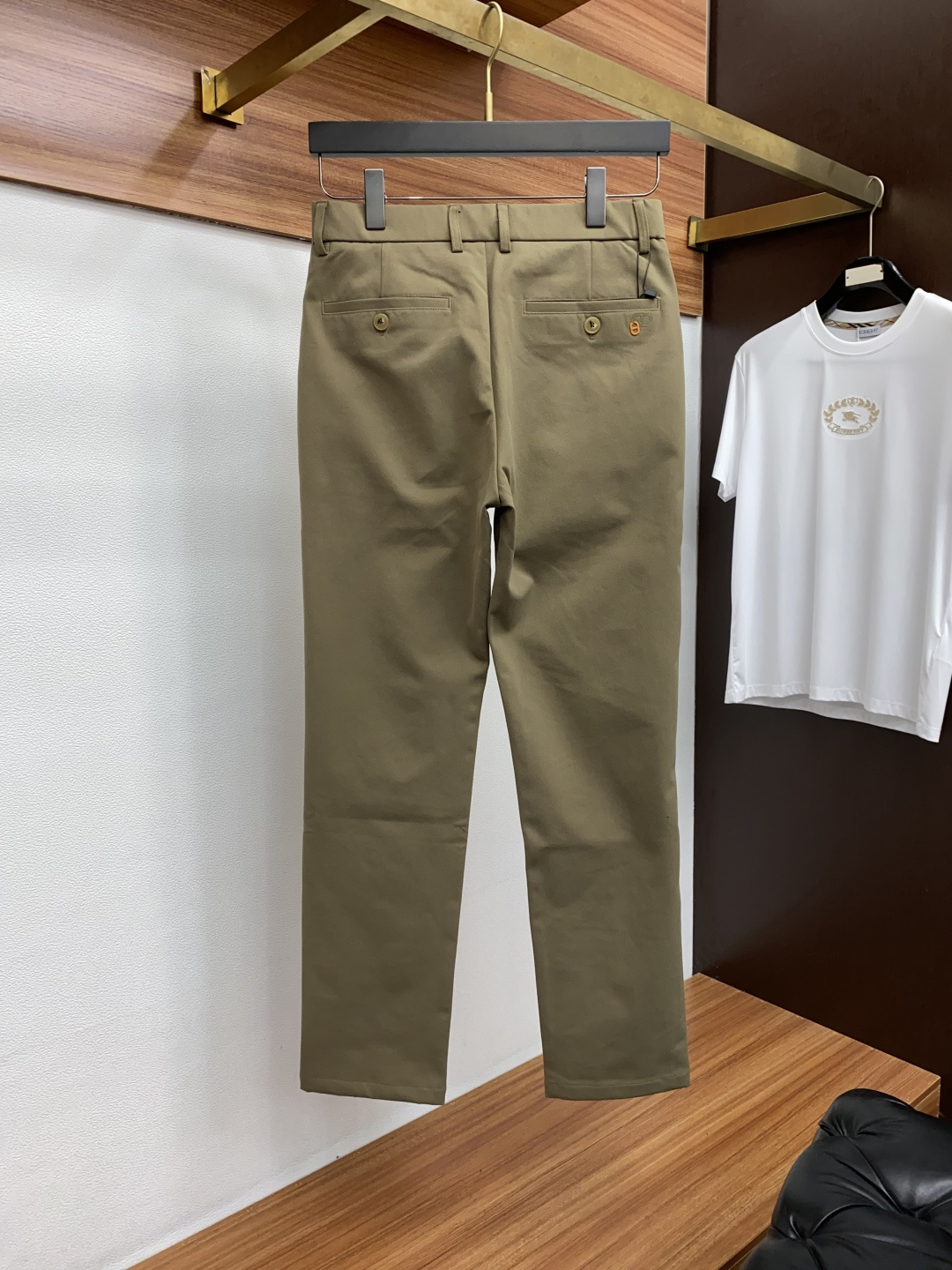 2025 秋冬定制休闲裤 干净利落剪裁，都市风十足 采用精纺面料手感软糯干爽，上身效果挺括有型。五金精致