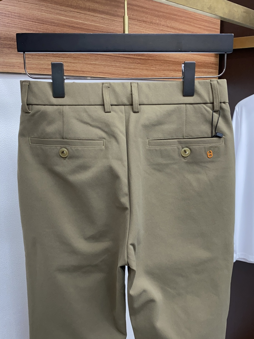 2025 秋冬定制休闲裤 干净利落剪裁，都市风十足 采用精纺面料手感软糯干爽，上身效果挺括有型。五金精致