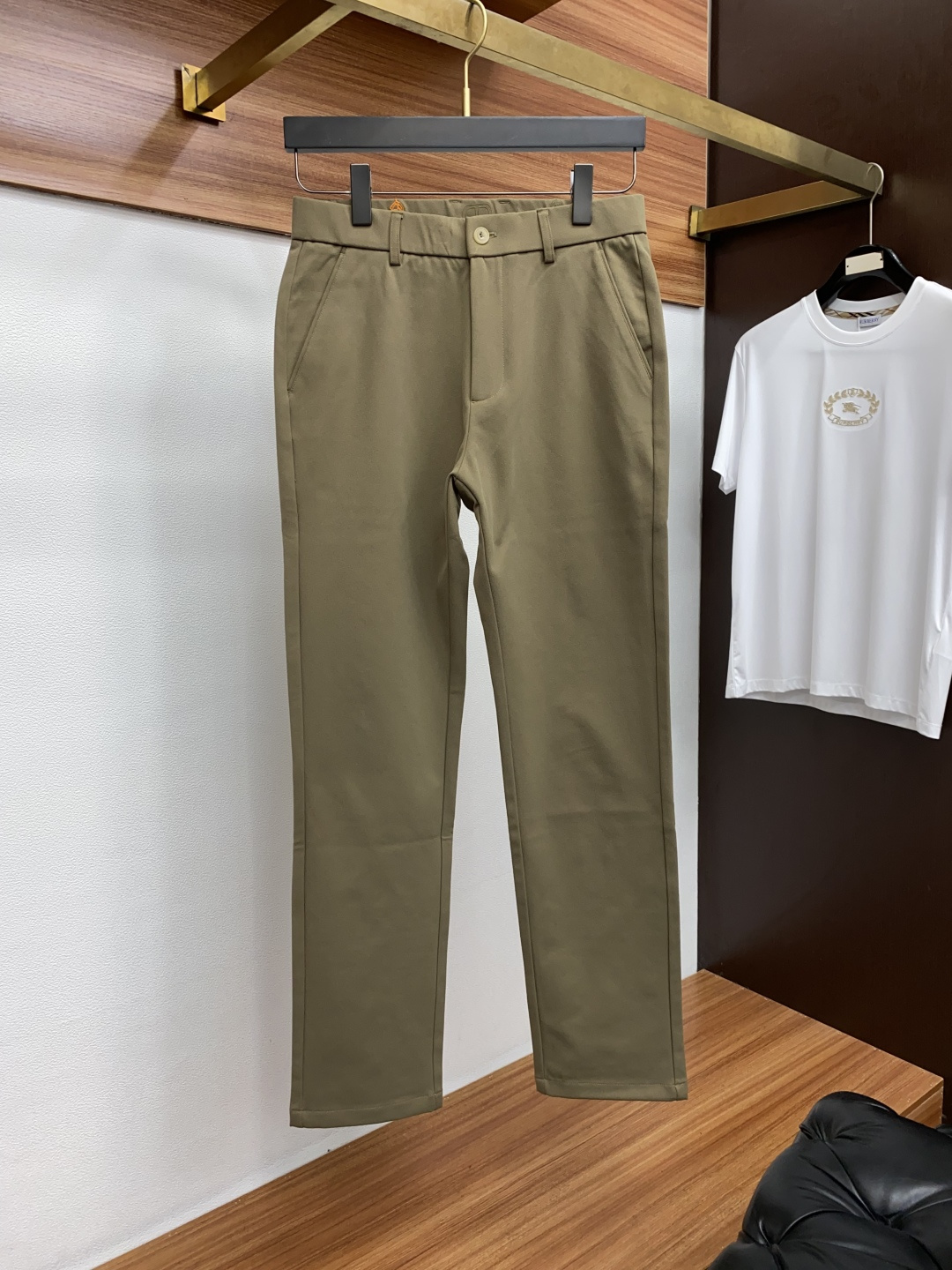 2025 秋冬定制休闲裤 干净利落剪裁，都市风十足 采用精纺面料手感软糯干爽，上身效果挺括有型。五金精致