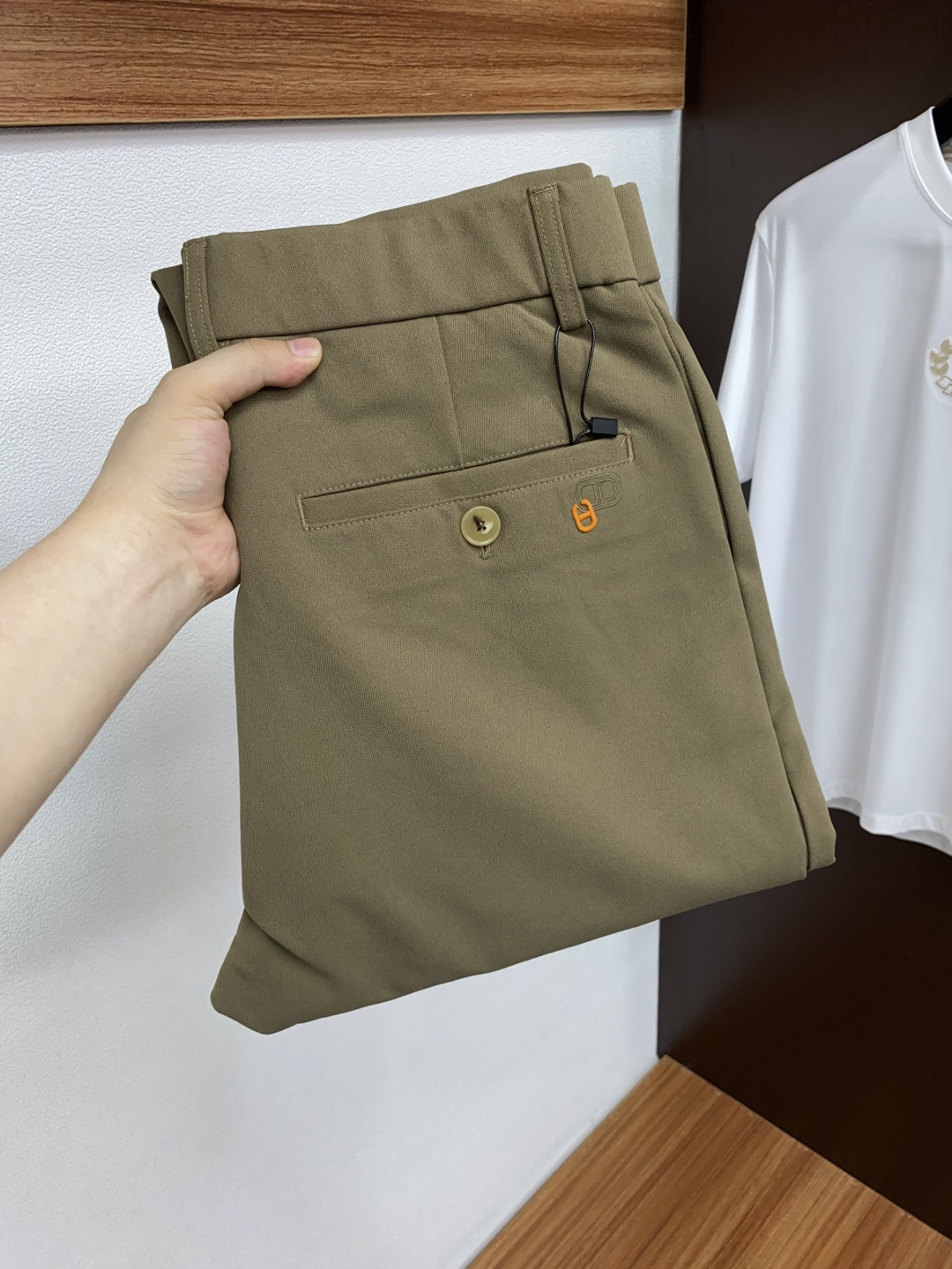 2025 秋冬定制休闲裤 干净利落剪裁，都市风十足 采用精纺面料手感软糯干爽，上身效果挺括有型。五金精致