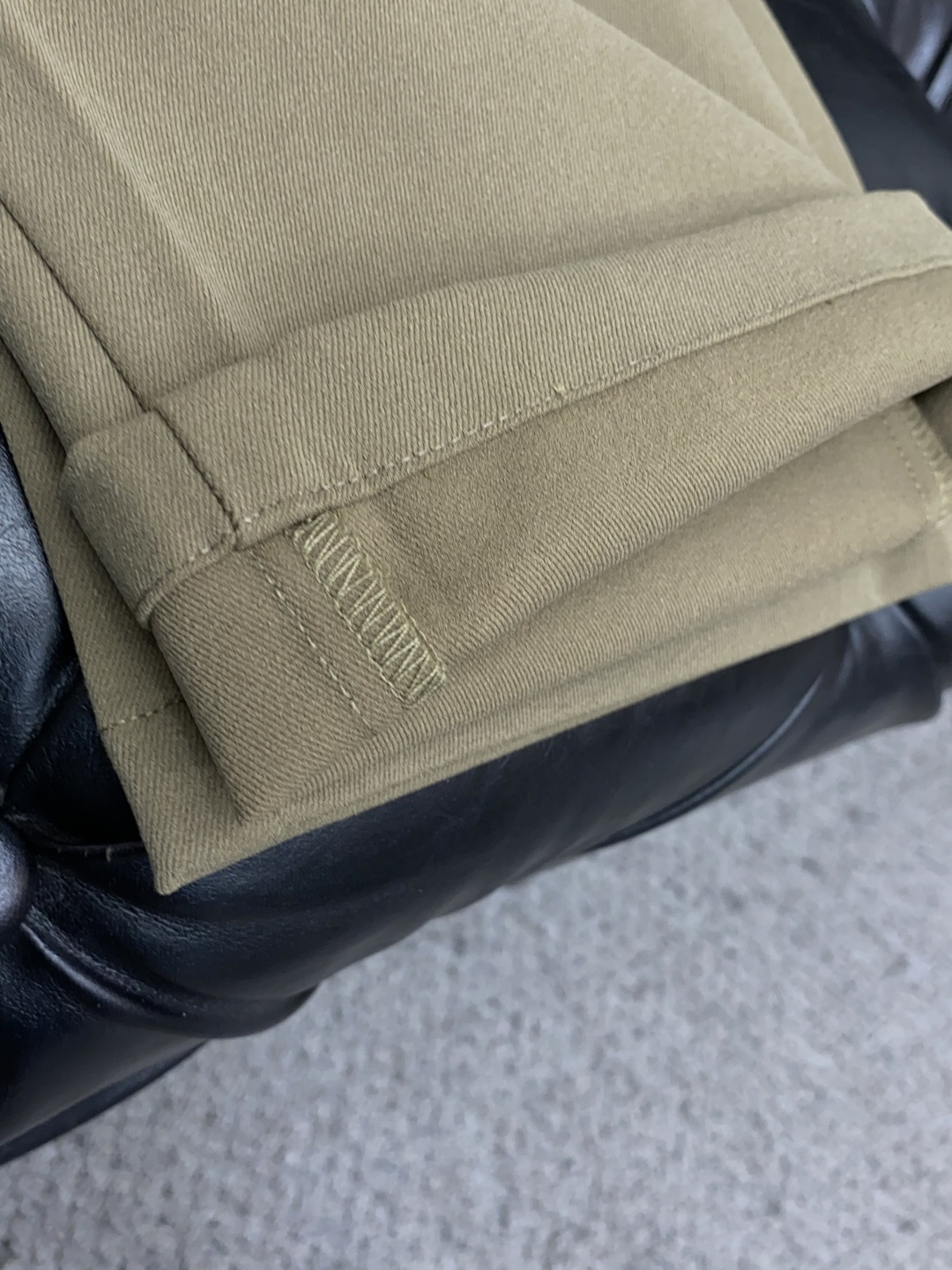 2025 秋冬定制休闲裤 干净利落剪裁，都市风十足 采用精纺面料手感软糯干爽，上身效果挺括有型。五金精致