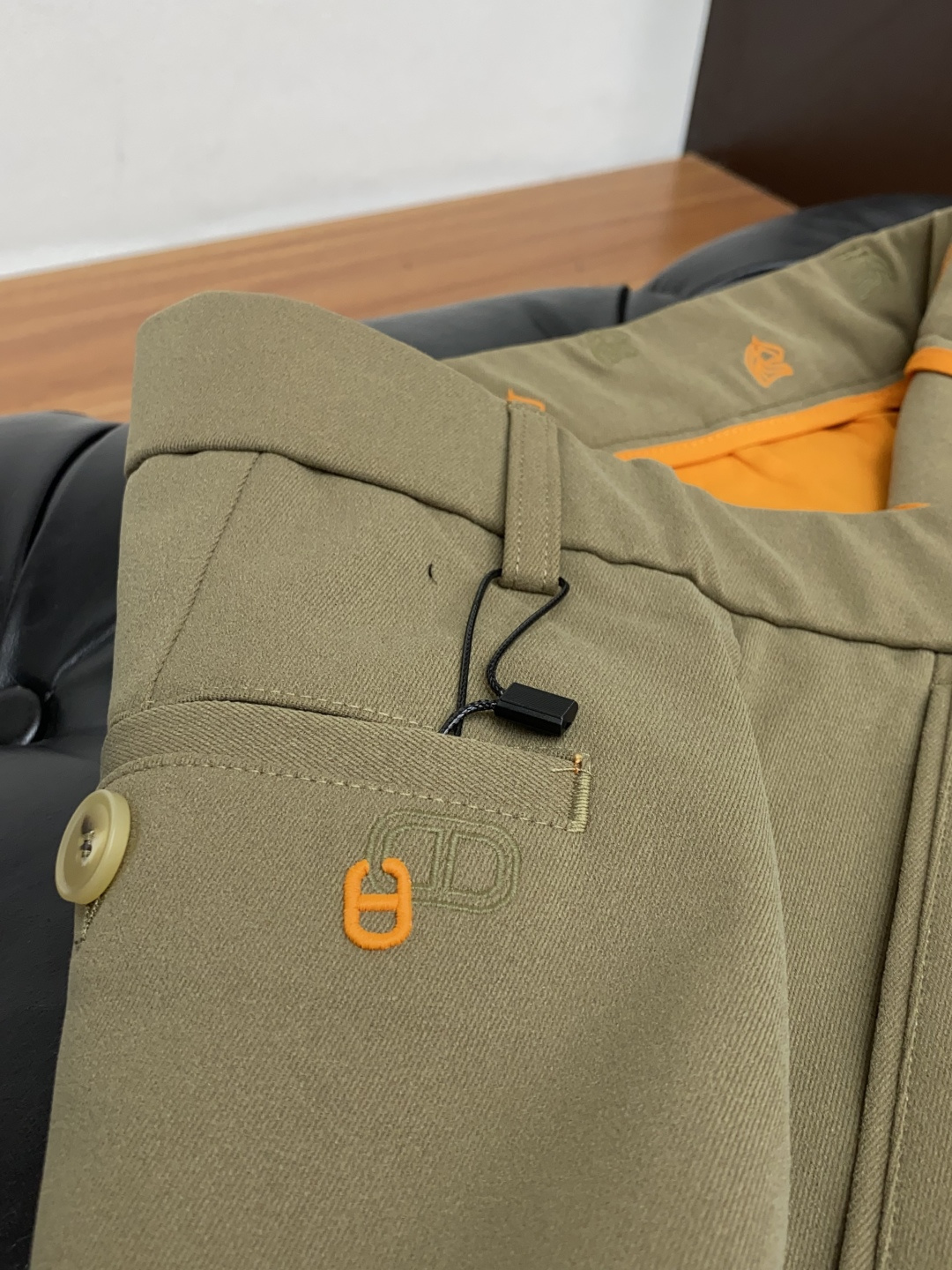 2025 秋冬定制休闲裤 干净利落剪裁，都市风十足 采用精纺面料手感软糯干爽，上身效果挺括有型。五金精致