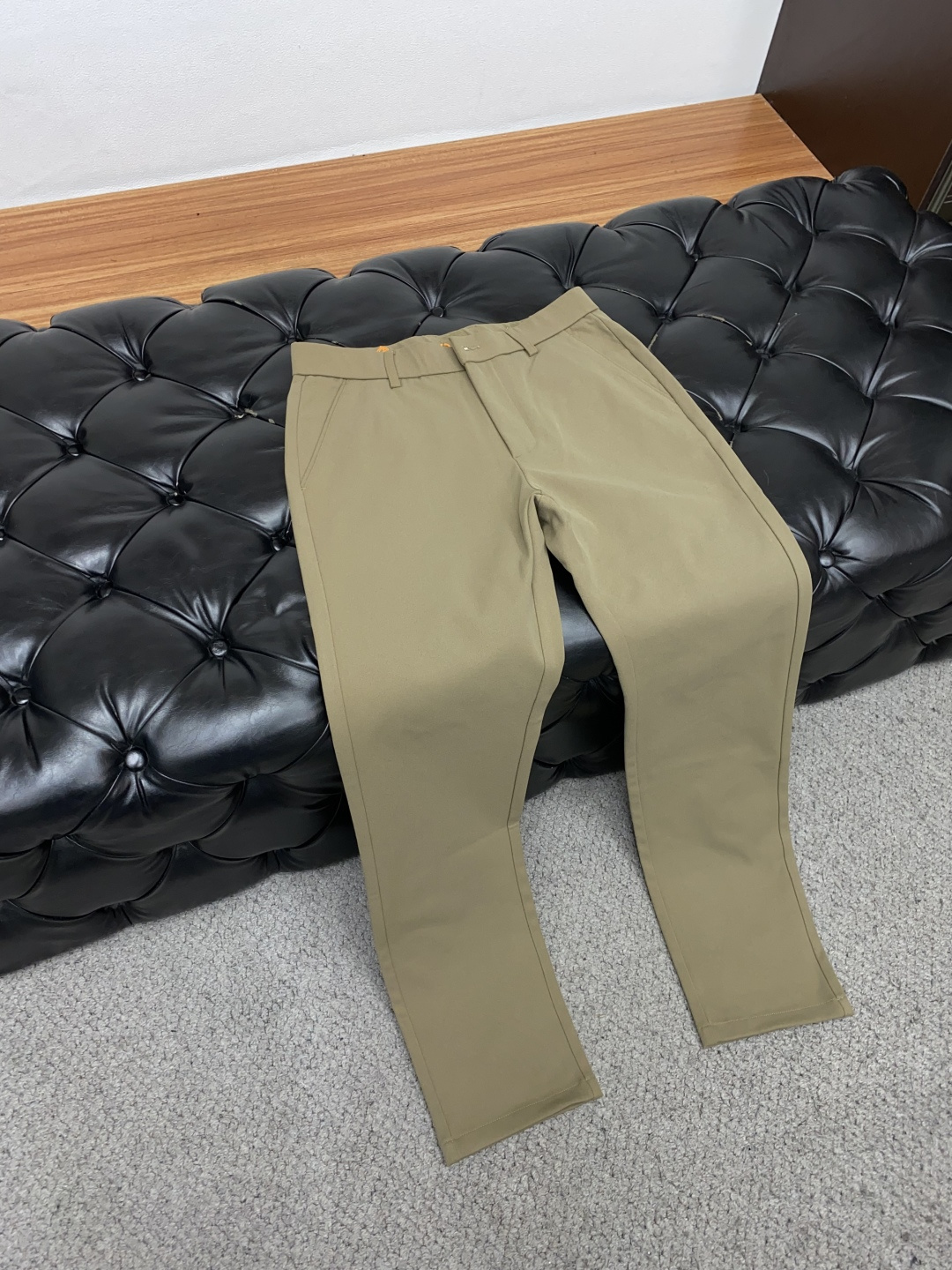 2025 秋冬定制休闲裤 干净利落剪裁，都市风十足 采用精纺面料手感软糯干爽，上身效果挺括有型。五金精致