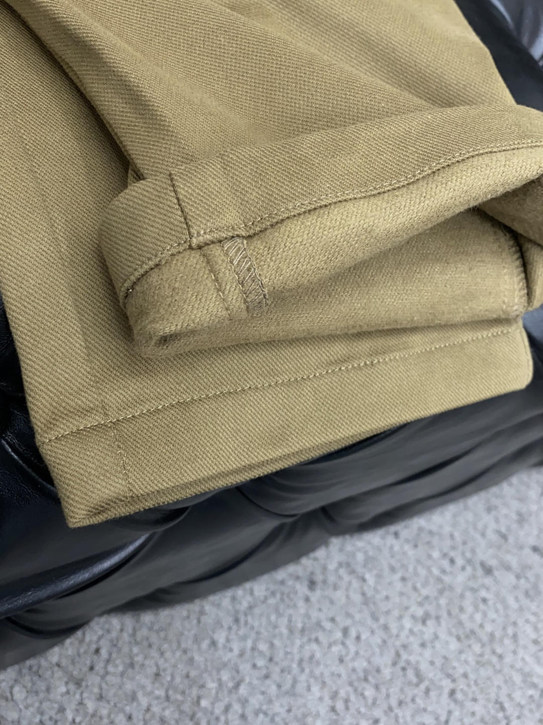 爱马仕 2025 秋冬定制休闲裤 干净利落剪裁，都市风十足 采用精纺面料手感软糯干爽，上身效果挺括有型。