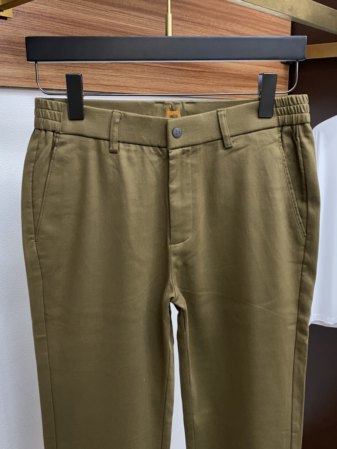 爱马仕 2025 秋冬定制休闲裤 干净利落剪裁，都市风十足 采用精纺面料手感软糯干爽，上身效果挺括有型。