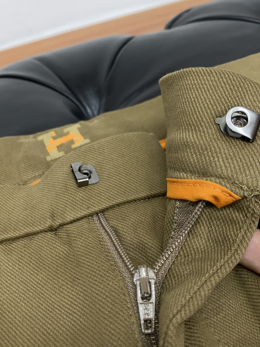 爱马仕 2025 秋冬定制休闲裤 干净利落剪裁，都市风十足 采用精纺面料手感软糯干爽，上身效果挺括有型。