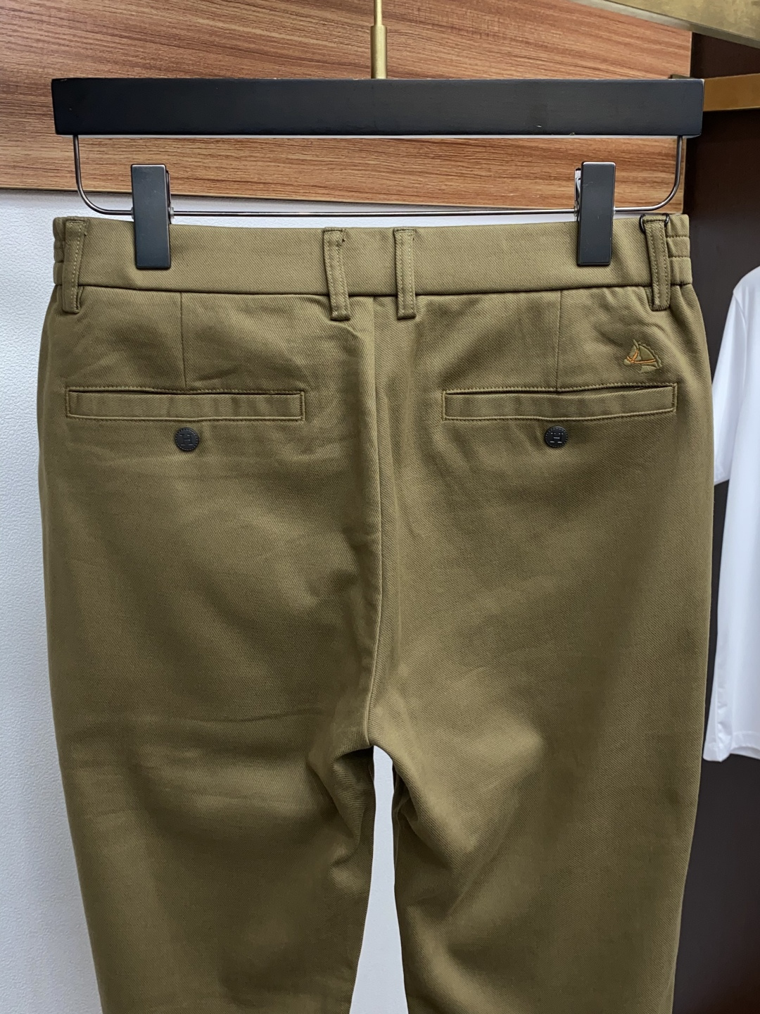 爱马仕 2025 秋冬定制休闲裤 干净利落剪裁，都市风十足 采用精纺面料手感软糯干爽，上身效果挺括有型。