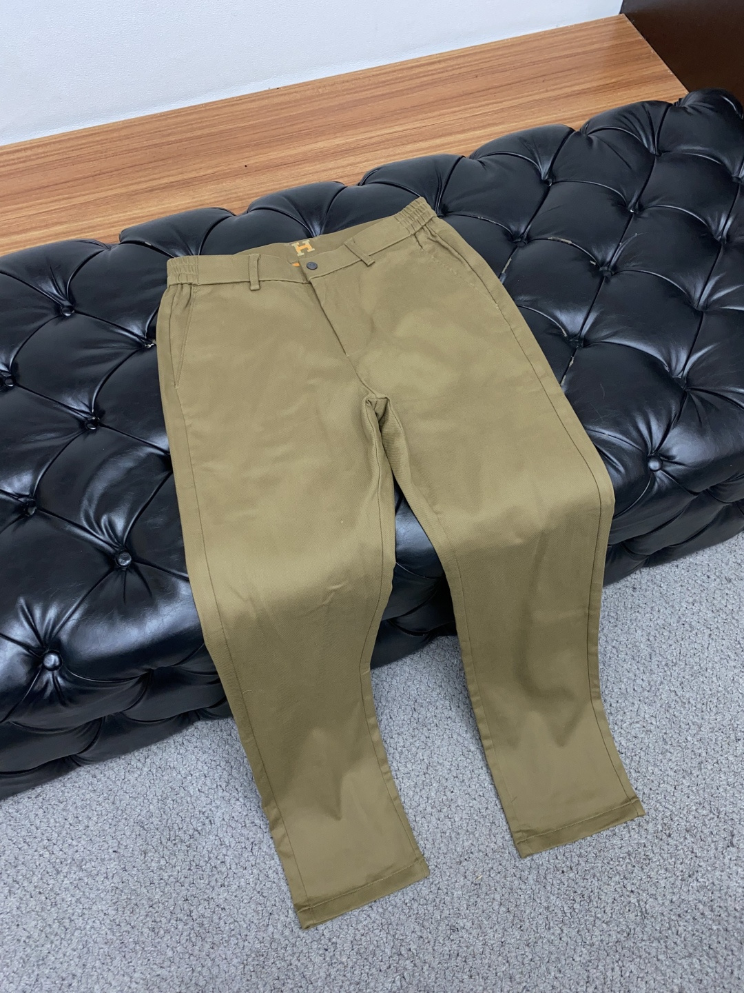 爱马仕 2025 秋冬定制休闲裤 干净利落剪裁，都市风十足 采用精纺面料手感软糯干爽，上身效果挺括有型。