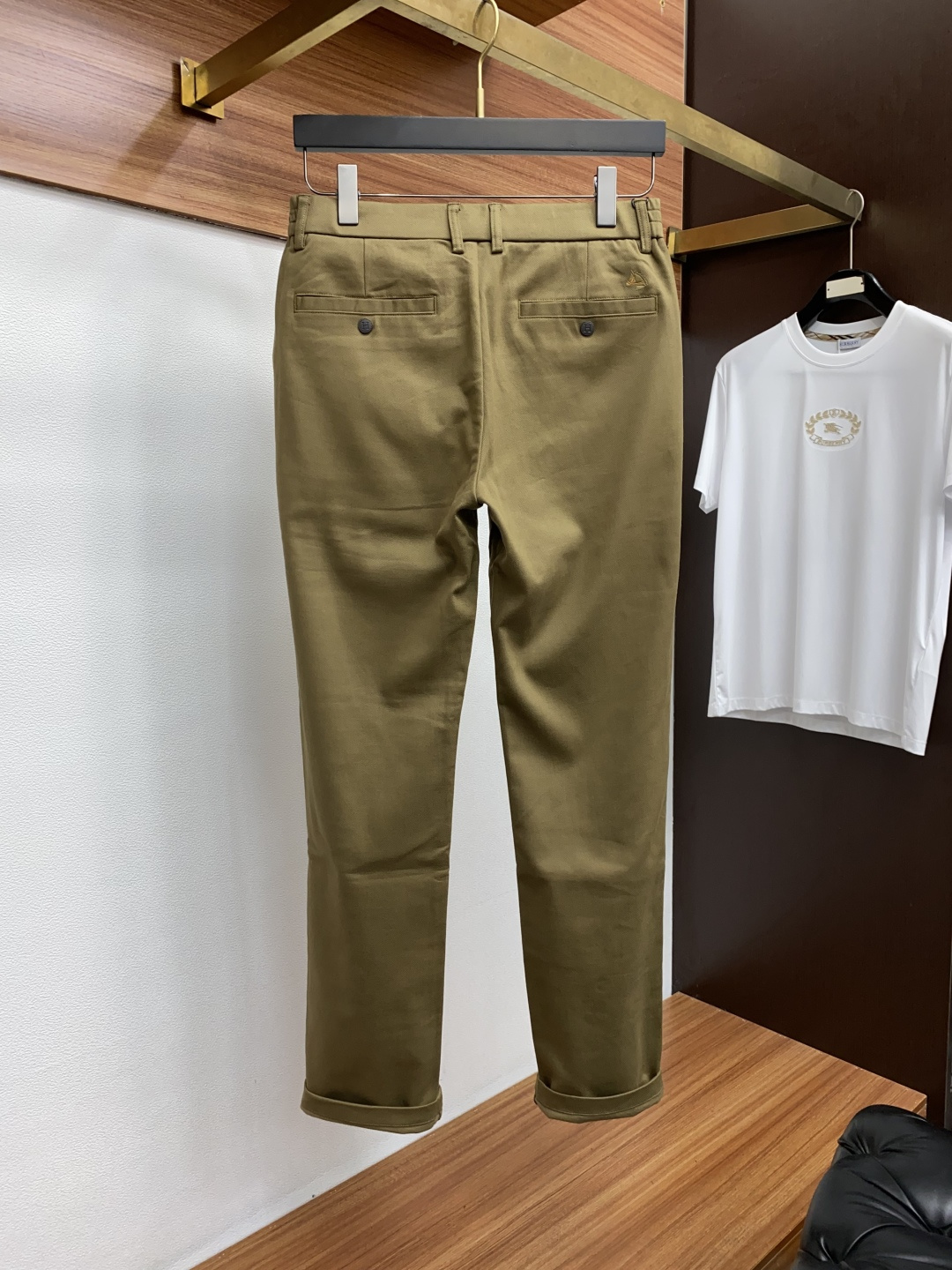 爱马仕 2025 秋冬定制休闲裤 干净利落剪裁，都市风十足 采用精纺面料手感软糯干爽，上身效果挺括有型。