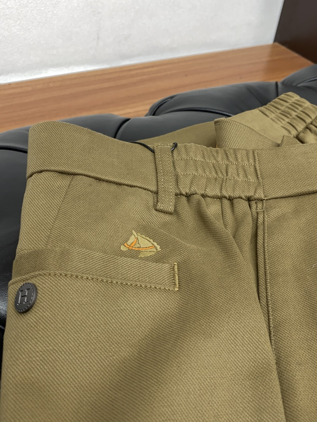 爱马仕 2025 秋冬定制休闲裤 干净利落剪裁，都市风十足 采用精纺面料手感软糯干爽，上身效果挺括有型。