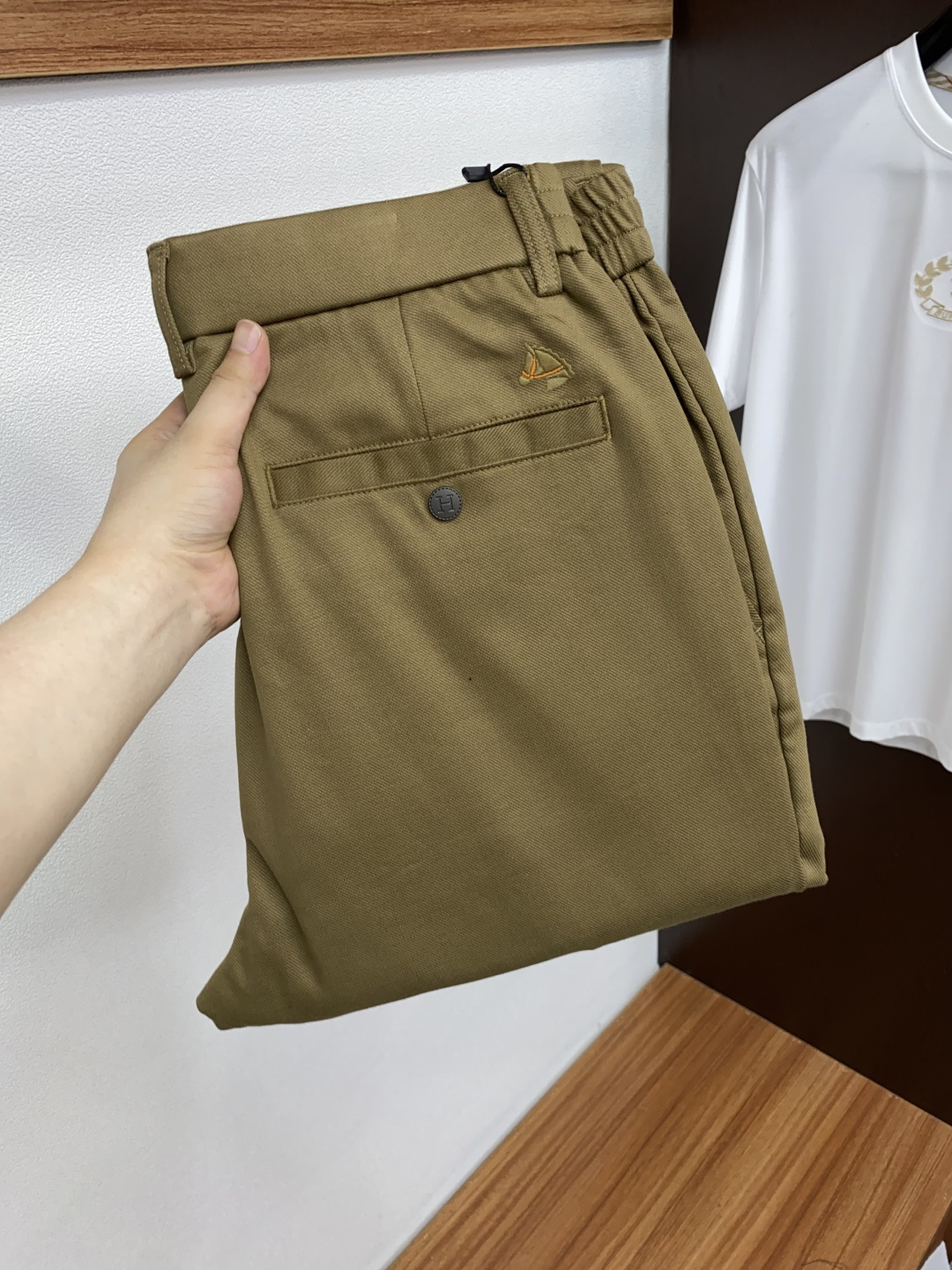 爱马仕 2025 秋冬定制休闲裤 干净利落剪裁，都市风十足 采用精纺面料手感软糯干爽，上身效果挺括有型。