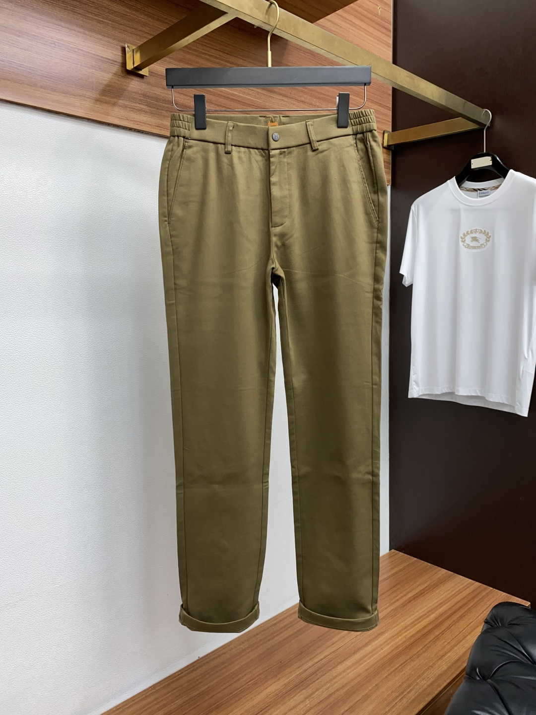 爱马仕 2025 秋冬定制休闲裤 干净利落剪裁，都市风十足 采用精纺面料手感软糯干爽，上身效果挺括有型。