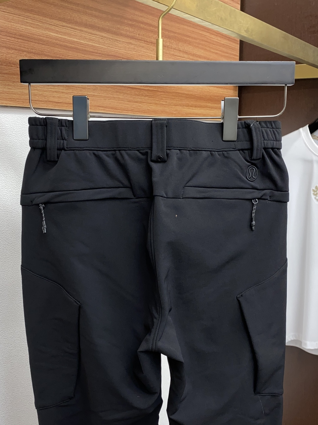 Lulu 2025 秋冬定制休闲裤 干净利落剪裁，都市风十足 采用精纺面料手感软糯干爽，上身效果挺括有型