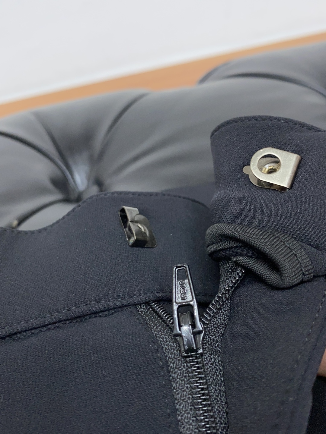 Lulu 2025 秋冬定制休闲裤 干净利落剪裁，都市风十足 采用精纺面料手感软糯干爽，上身效果挺括有型