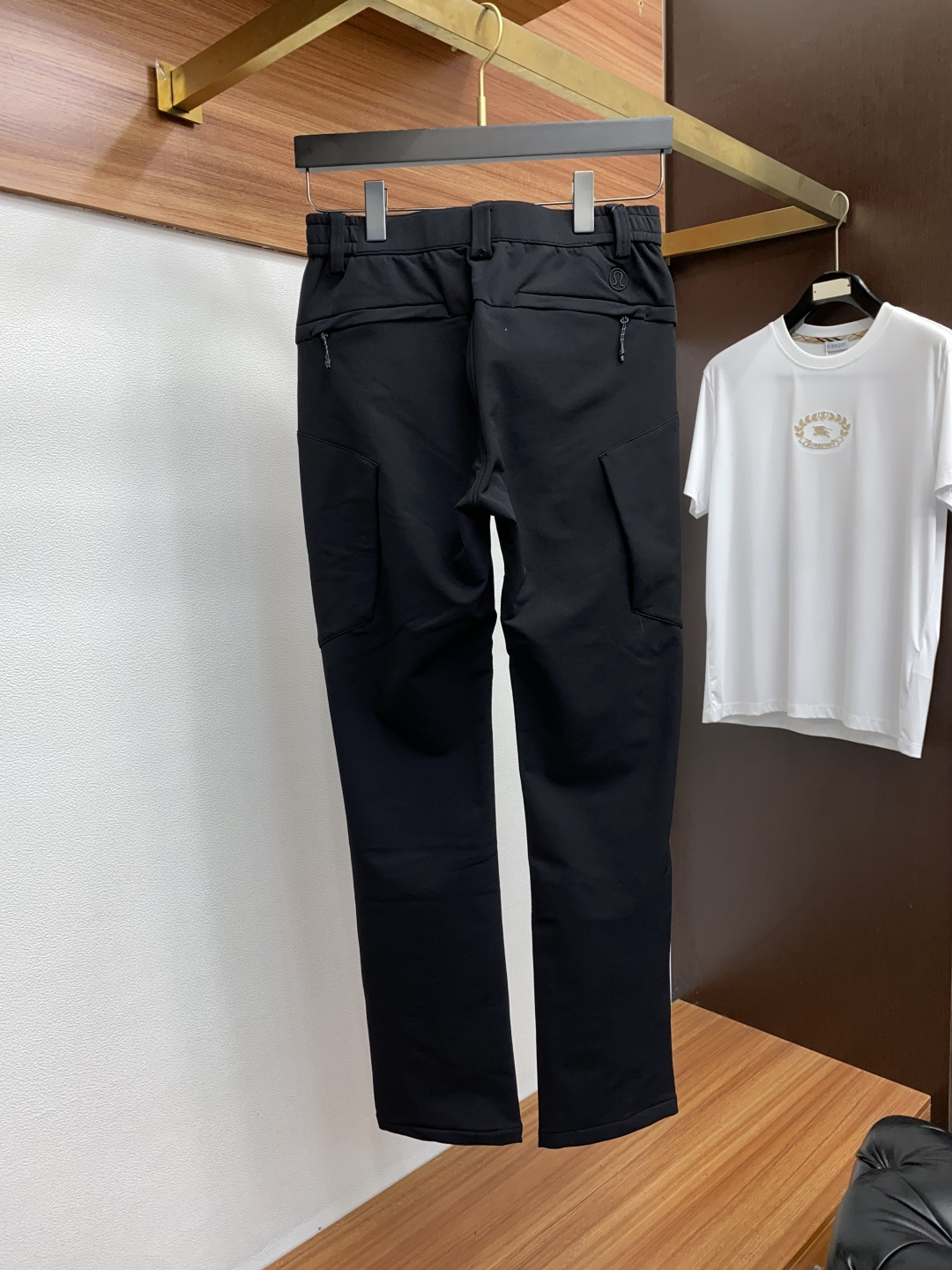 Lulu 2025 秋冬定制休闲裤 干净利落剪裁，都市风十足 采用精纺面料手感软糯干爽，上身效果挺括有型