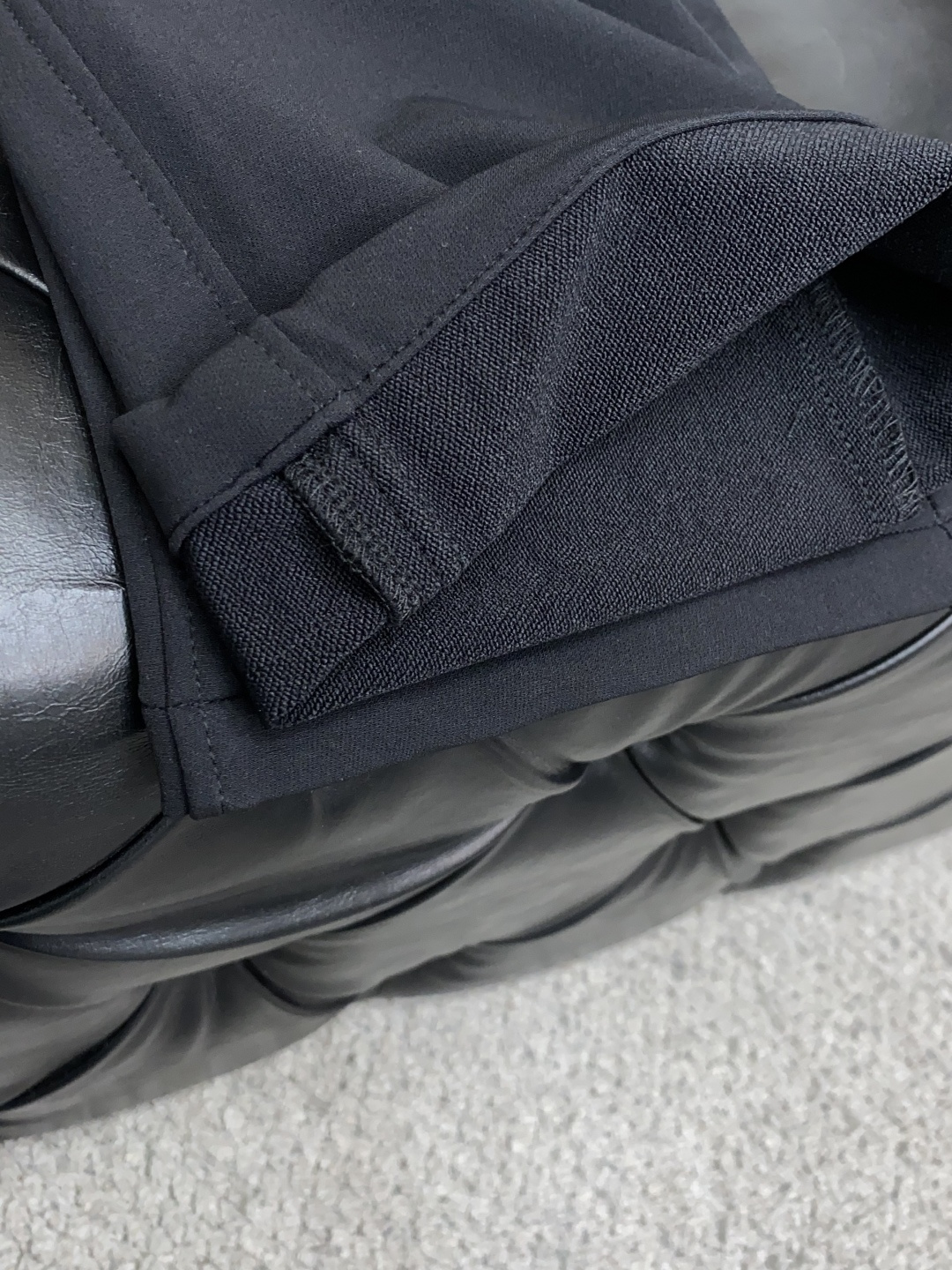 Lulu 2025 秋冬定制休闲裤 干净利落剪裁，都市风十足 采用精纺面料手感软糯干爽，上身效果挺括有型