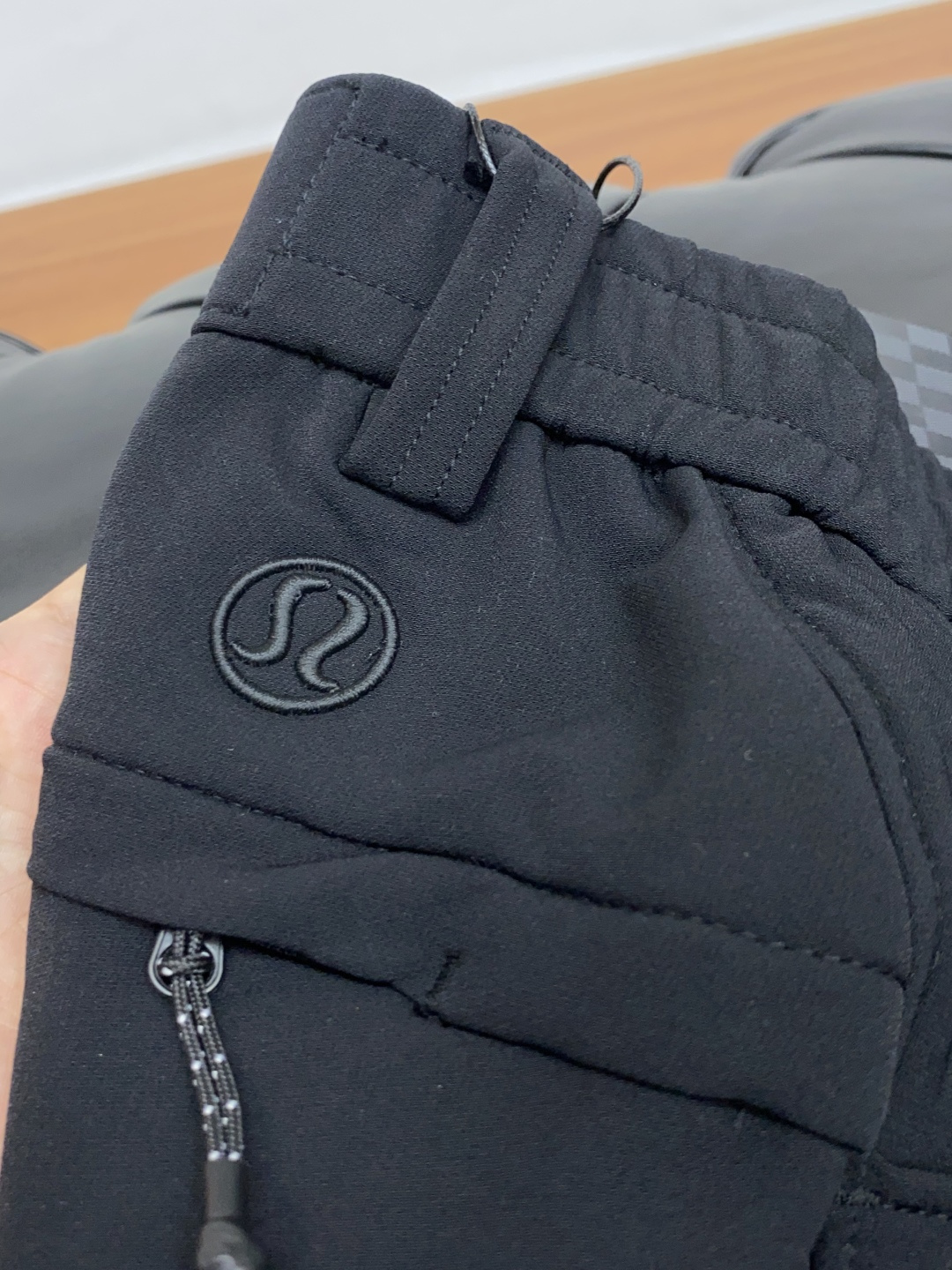 Lulu 2025 秋冬定制休闲裤 干净利落剪裁，都市风十足 采用精纺面料手感软糯干爽，上身效果挺括有型