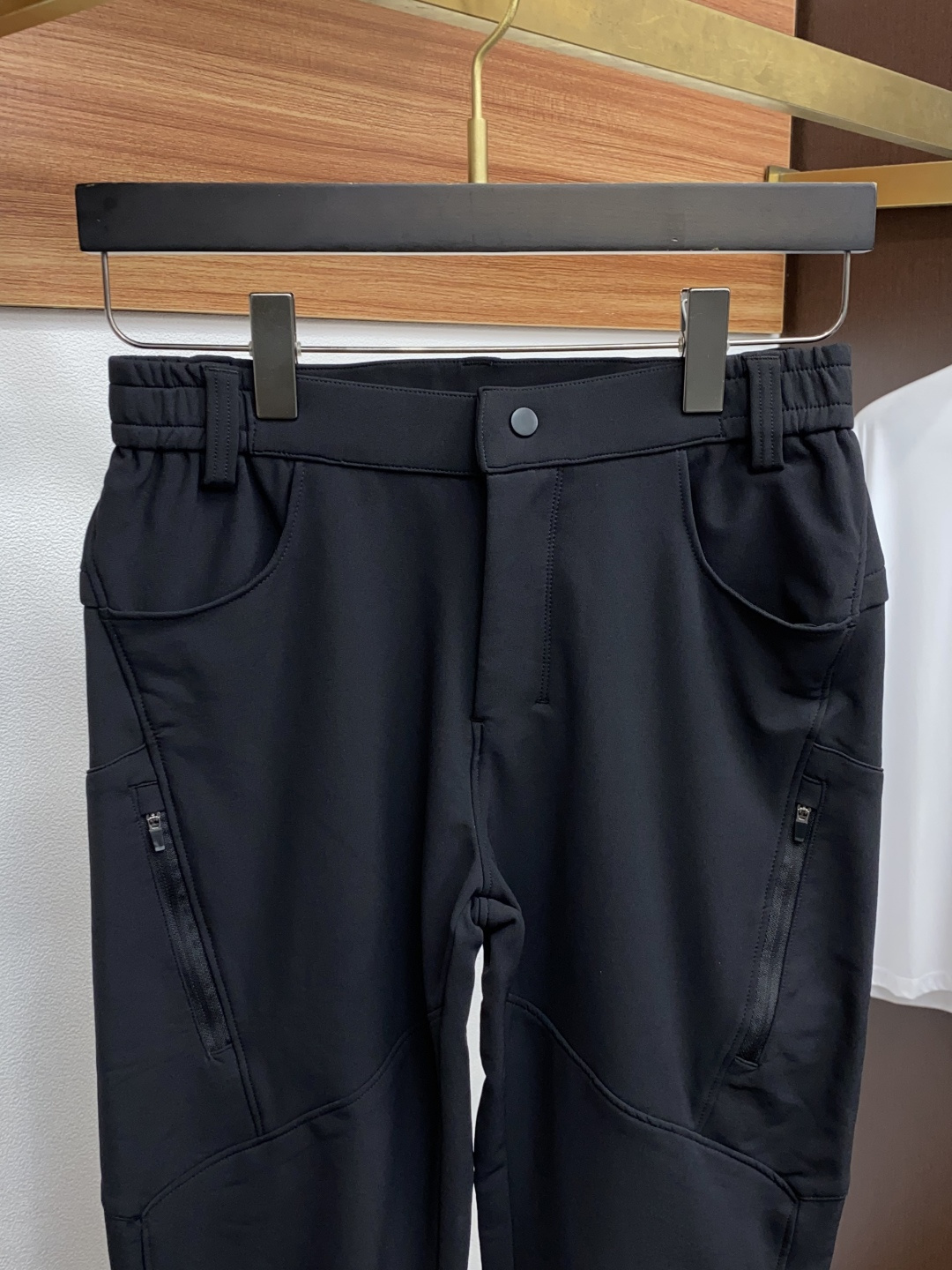 Lulu 2025 秋冬定制休闲裤 干净利落剪裁，都市风十足 采用精纺面料手感软糯干爽，上身效果挺括有型