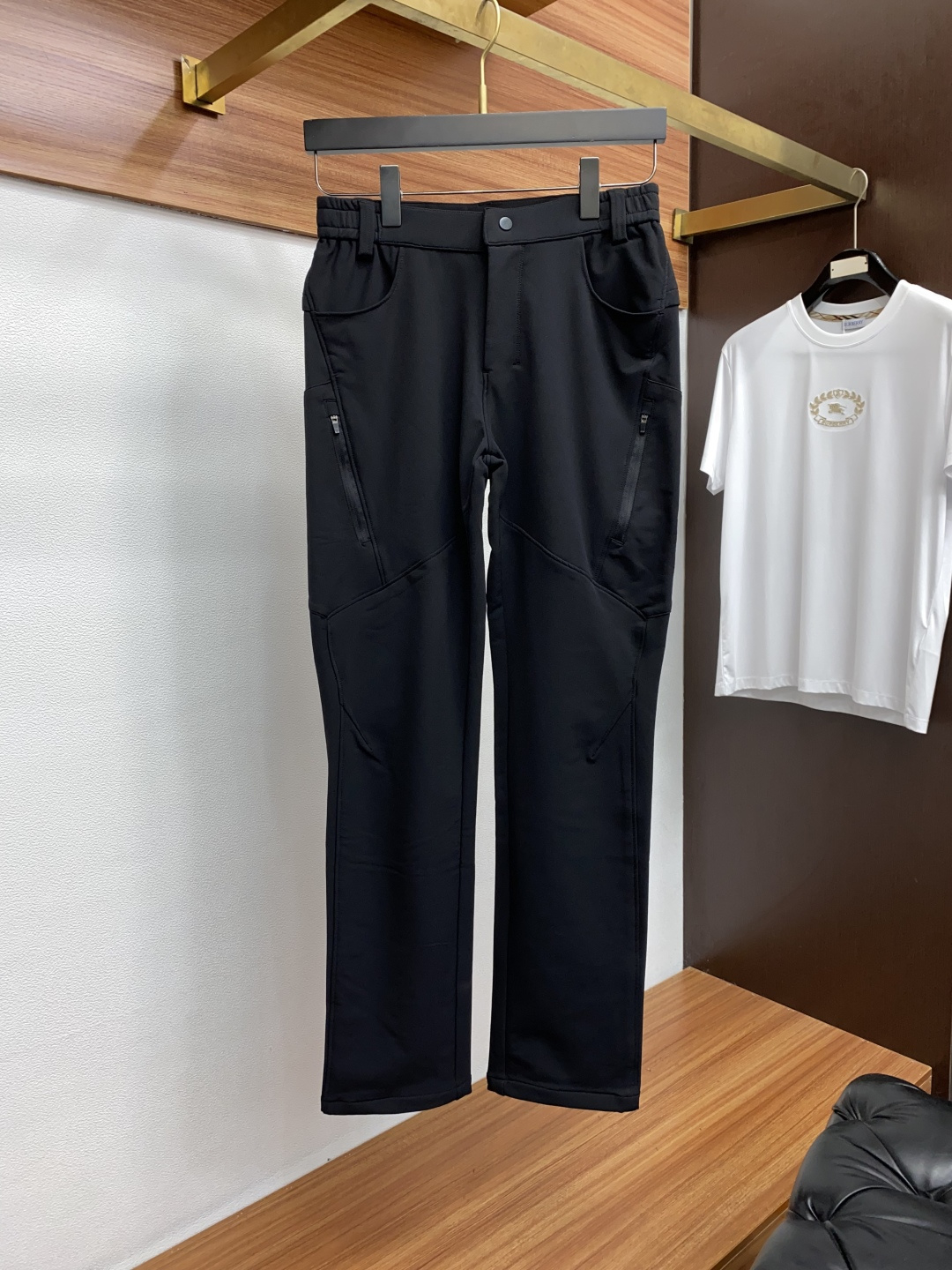 Lulu 2025 秋冬定制休闲裤 干净利落剪裁，都市风十足 采用精纺面料手感软糯干爽，上身效果挺括有型