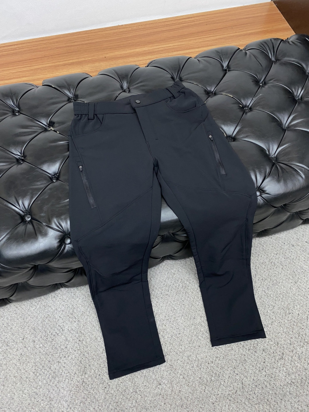 Lulu 2025 秋冬定制休闲裤 干净利落剪裁，都市风十足 采用精纺面料手感软糯干爽，上身效果挺括有型