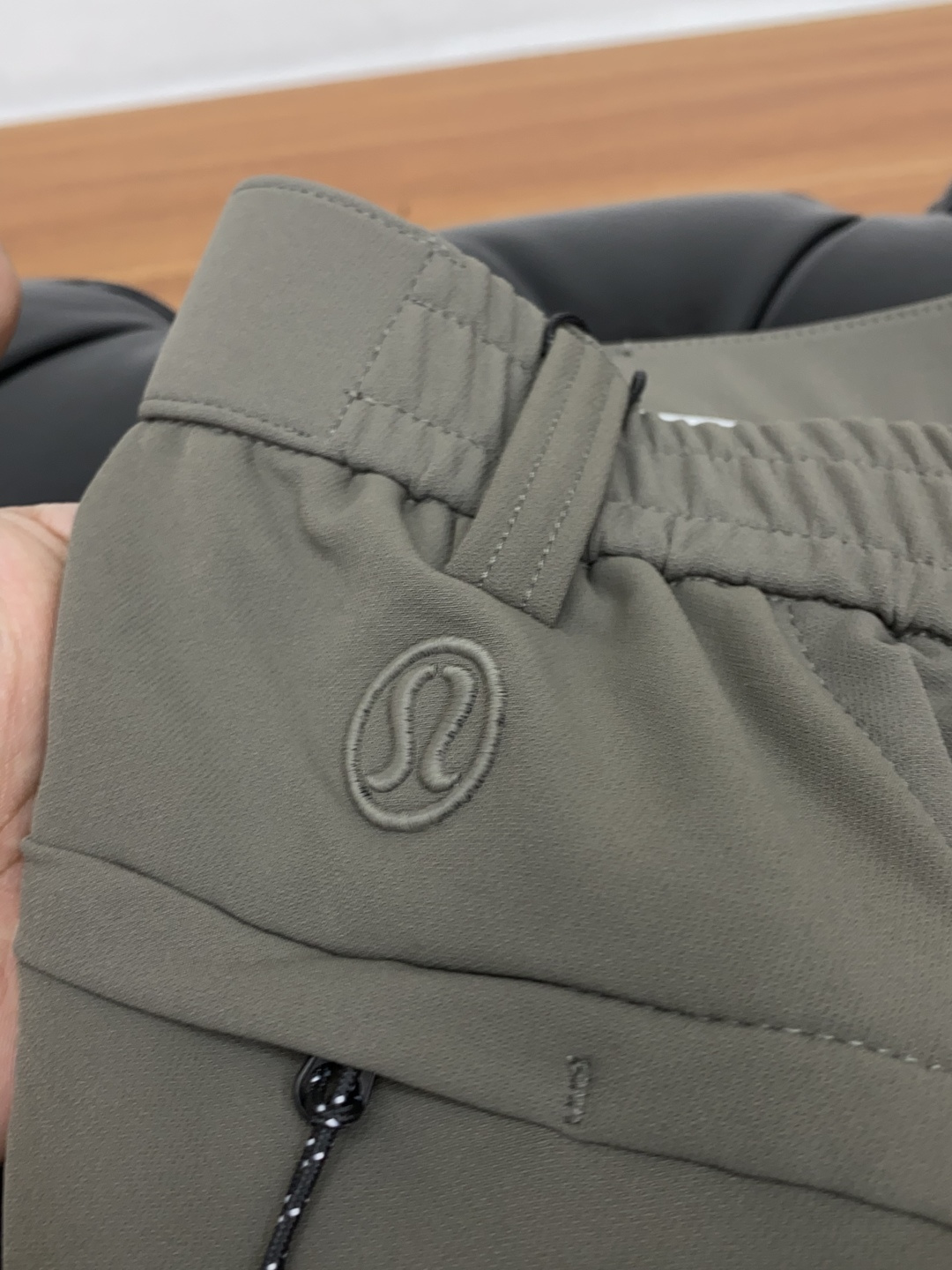 lulu 2025 秋冬定制休闲裤 干净利落剪裁，都市风十足 采用精纺面料手感软糯干爽，上身效果挺括有型