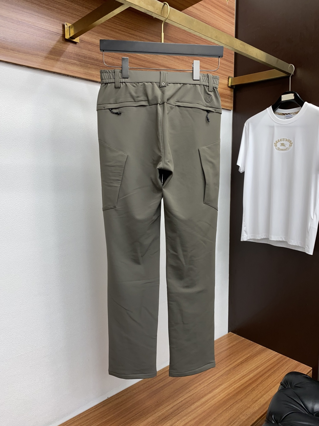 lulu 2025 秋冬定制休闲裤 干净利落剪裁，都市风十足 采用精纺面料手感软糯干爽，上身效果挺括有型