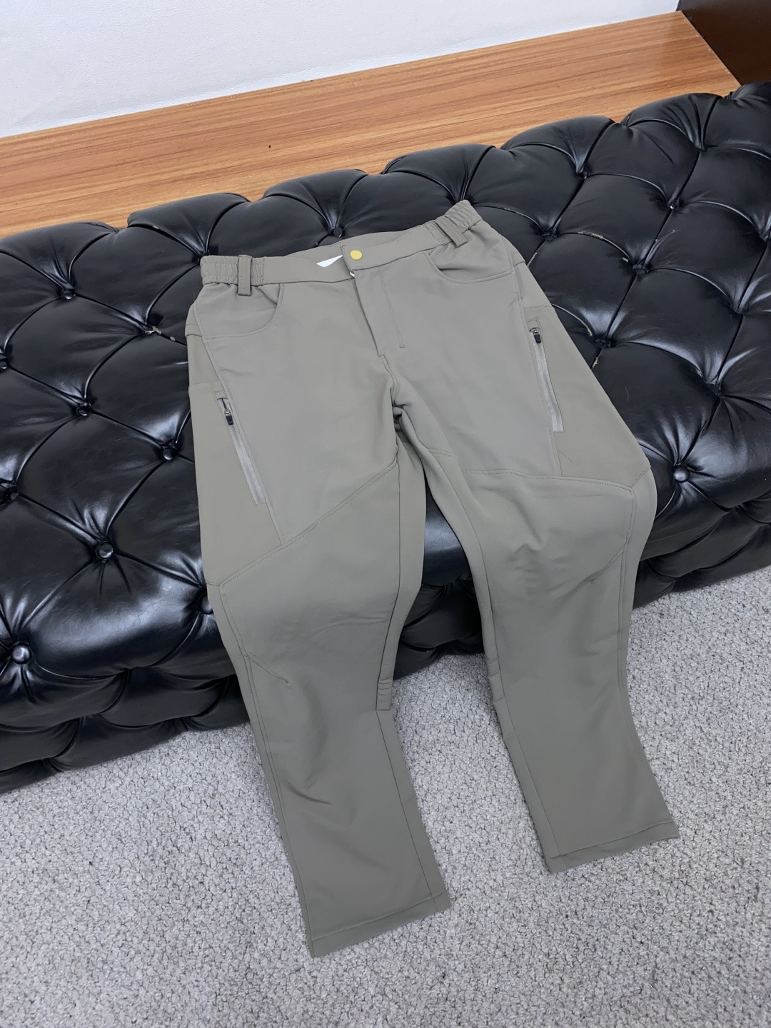 lulu 2025 秋冬定制休闲裤 干净利落剪裁，都市风十足 采用精纺面料手感软糯干爽，上身效果挺括有型