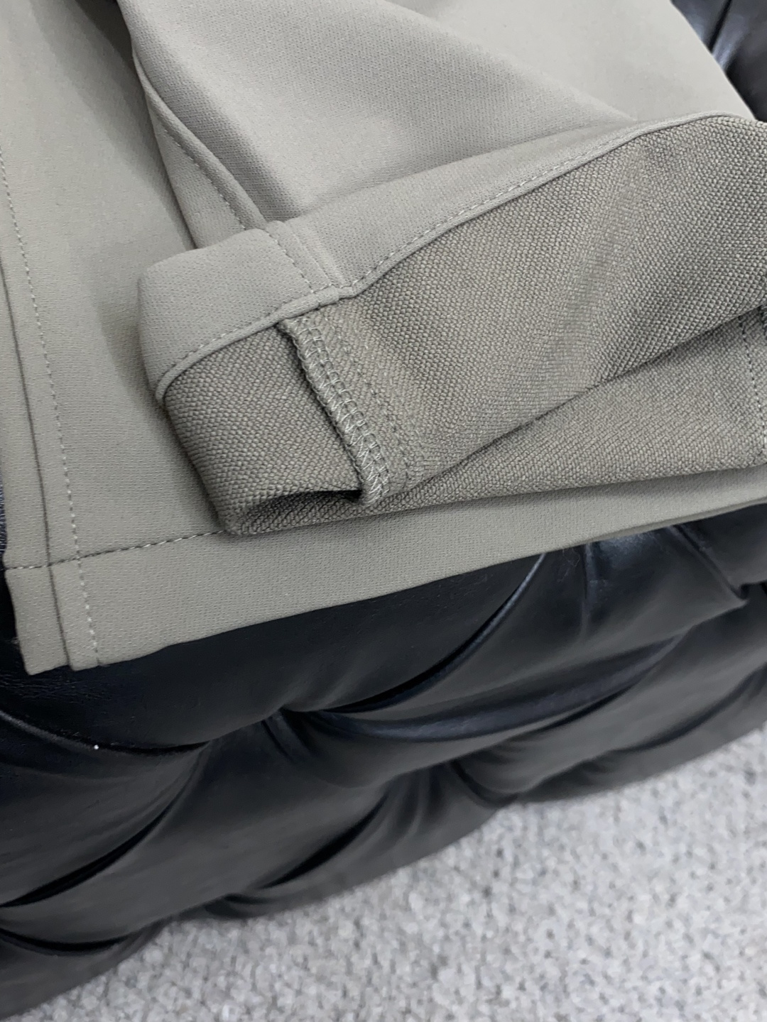 lulu 2025 秋冬定制休闲裤 干净利落剪裁，都市风十足 采用精纺面料手感软糯干爽，上身效果挺括有型