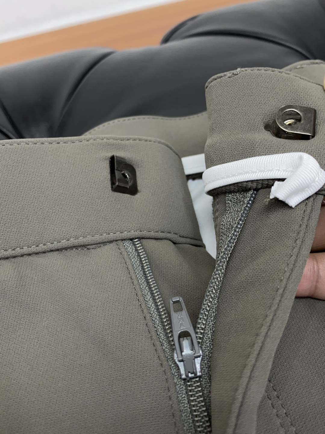 lulu 2025 秋冬定制休闲裤 干净利落剪裁，都市风十足 采用精纺面料手感软糯干爽，上身效果挺括有型