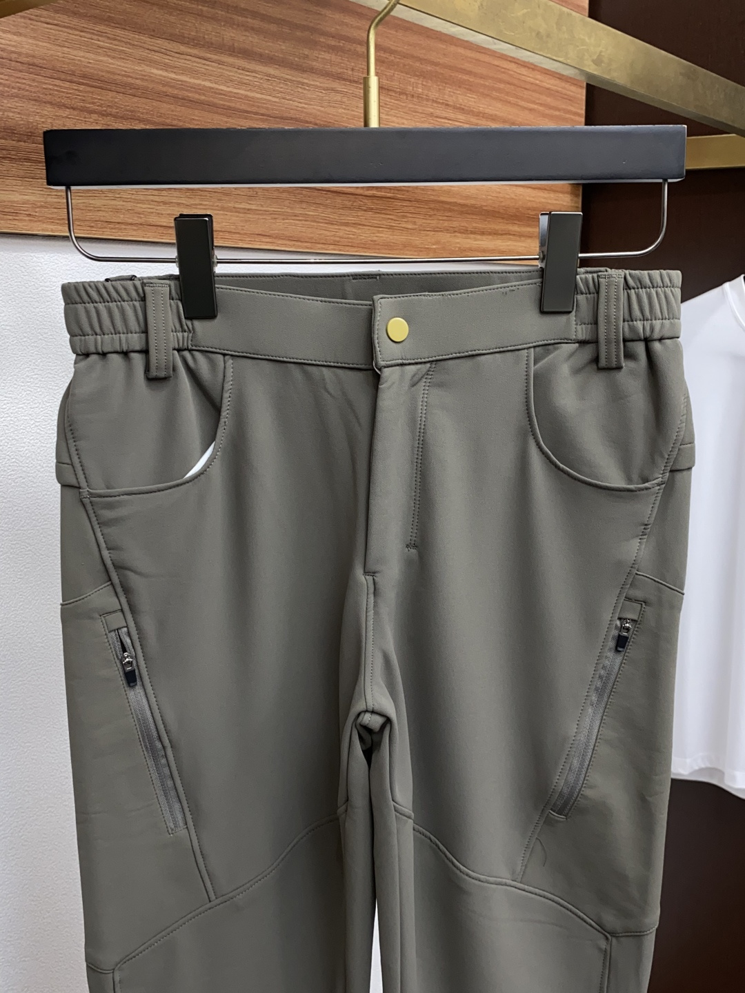 lulu 2025 秋冬定制休闲裤 干净利落剪裁，都市风十足 采用精纺面料手感软糯干爽，上身效果挺括有型