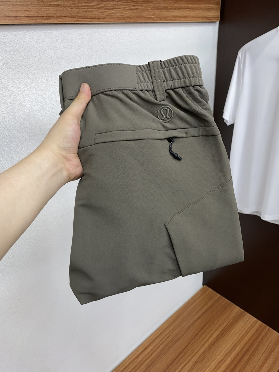 lulu 2025 秋冬定制休闲裤 干净利落剪裁，都市风十足 采用精纺面料手感软糯干爽，上身效果挺括有型