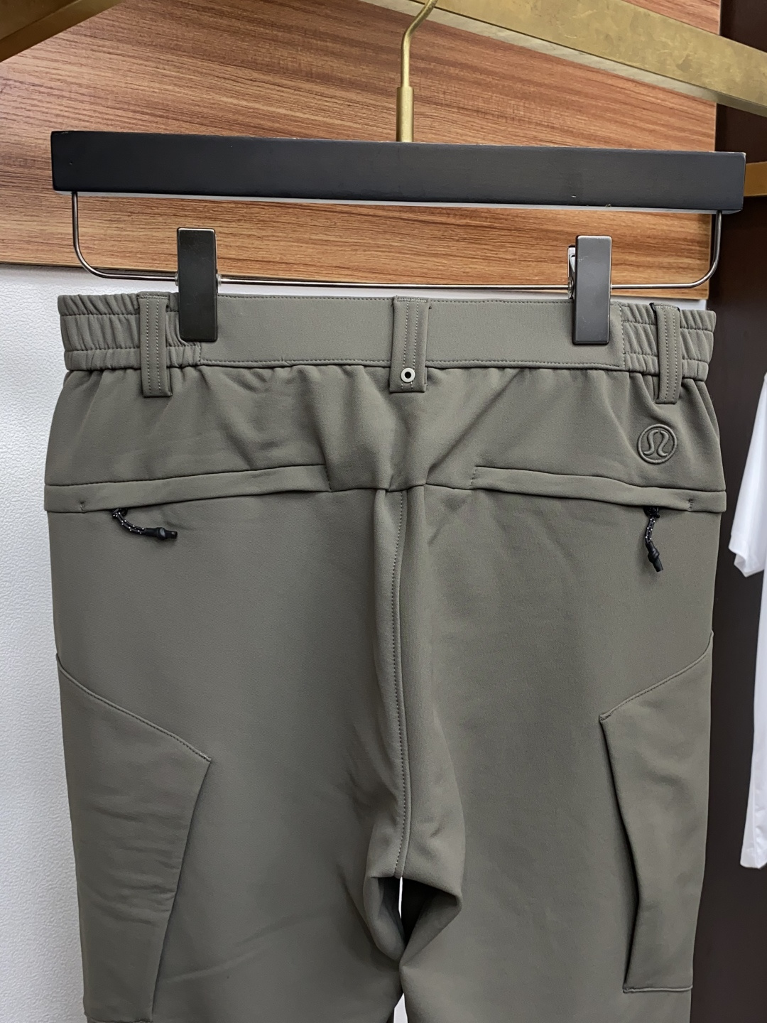 lulu 2025 秋冬定制休闲裤 干净利落剪裁，都市风十足 采用精纺面料手感软糯干爽，上身效果挺括有型