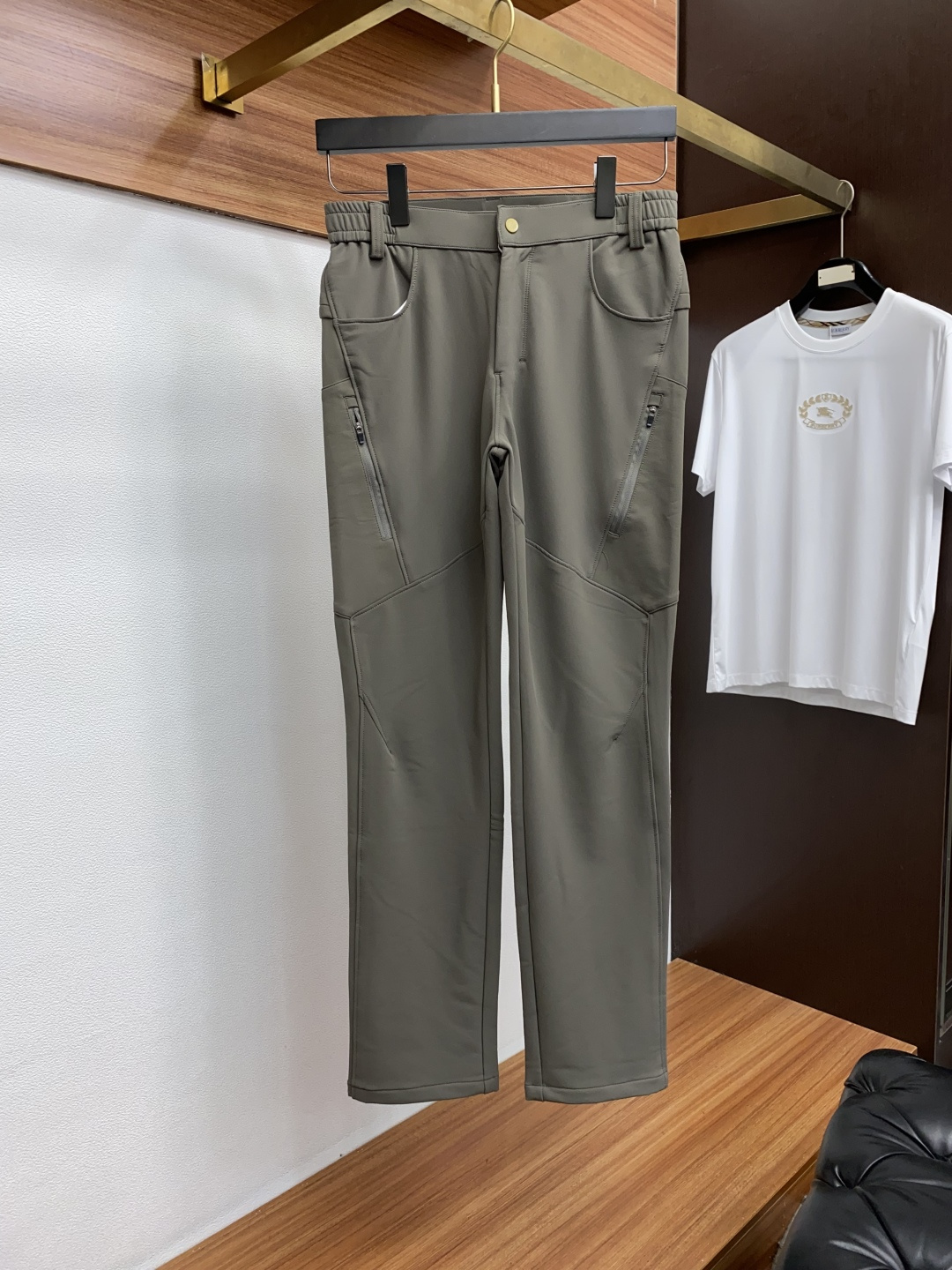 lulu 2025 秋冬定制休闲裤 干净利落剪裁，都市风十足 采用精纺面料手感软糯干爽，上身效果挺括有型