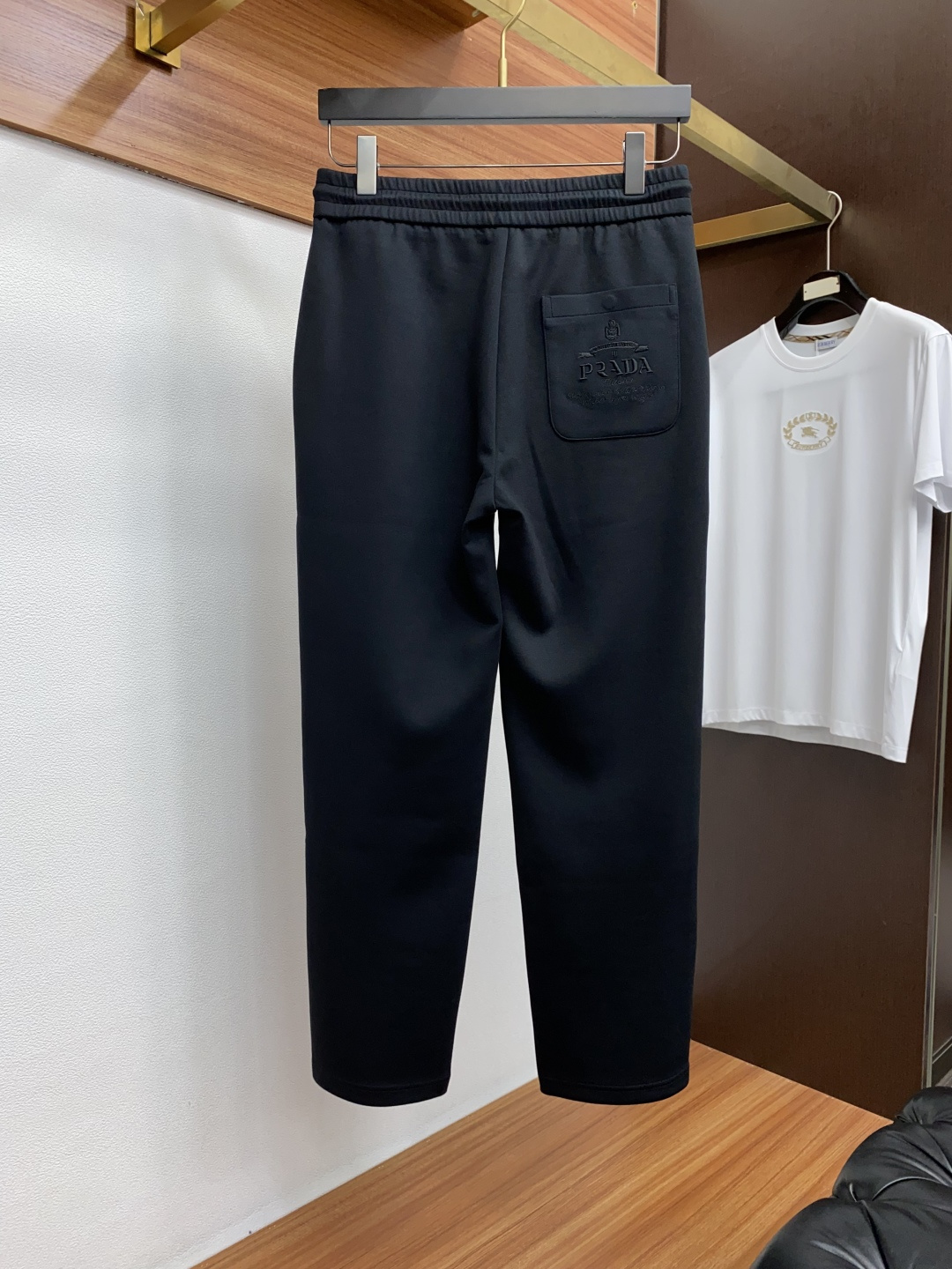 普拉达 秋冬新款男士直筒运动裤，羊绒羊毛混纺面料、三标齐、松紧腰抽绳、两侧口袋设计，合体的裁剪、车线工整