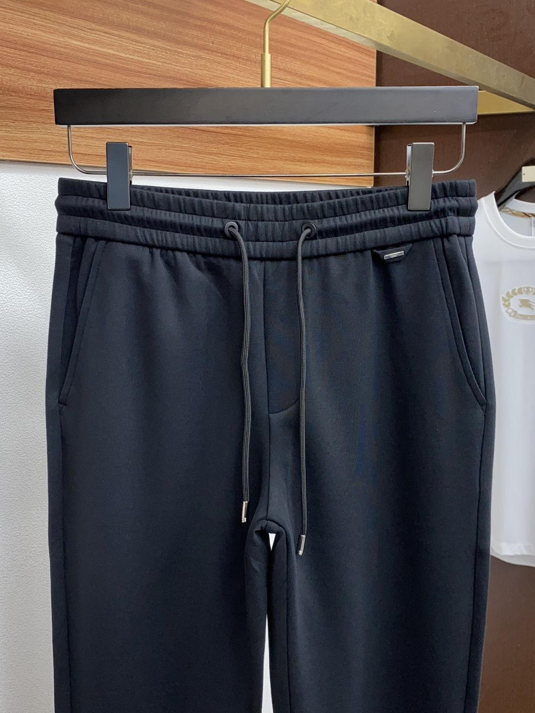 普拉达 秋冬新款男士直筒运动裤，羊绒羊毛混纺面料、三标齐、松紧腰抽绳、两侧口袋设计，合体的裁剪、车线工整