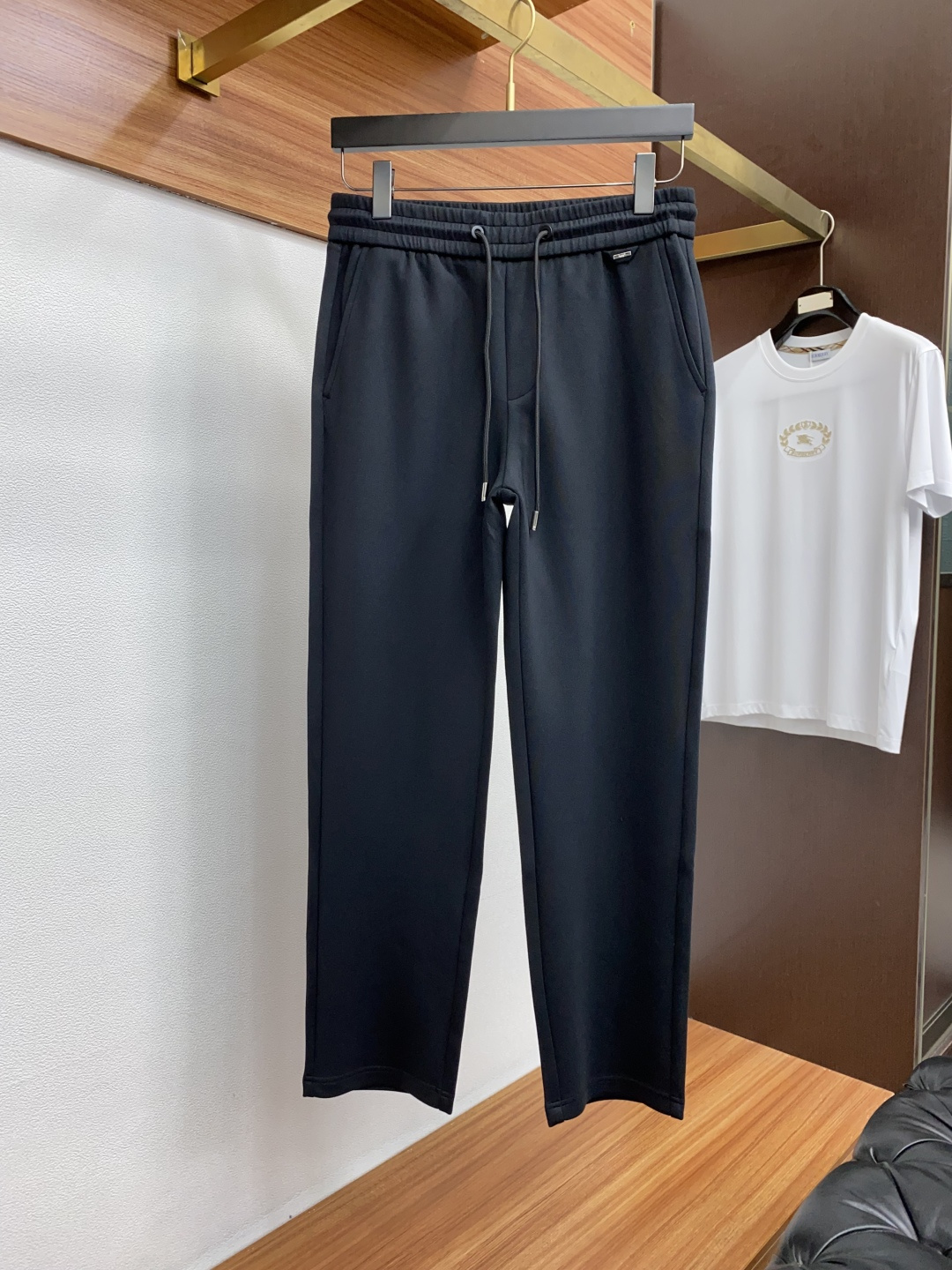 普拉达 秋冬新款男士直筒运动裤，羊绒羊毛混纺面料、三标齐、松紧腰抽绳、两侧口袋设计，合体的裁剪、车线工整