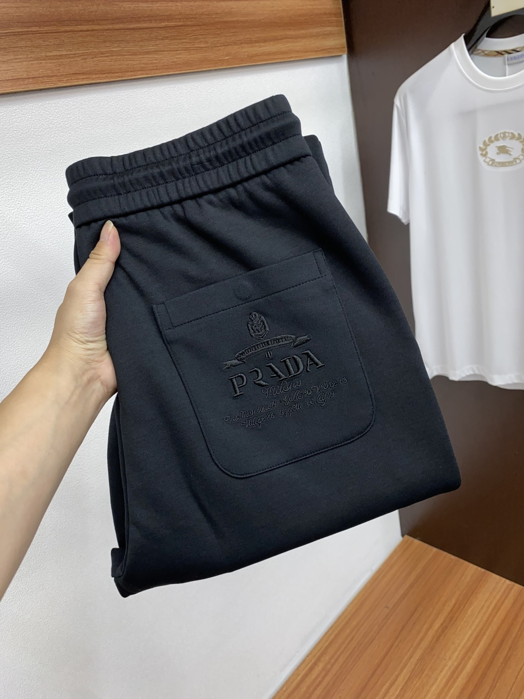 普拉达 秋冬新款男士直筒运动裤，羊绒羊毛混纺面料、三标齐、松紧腰抽绳、两侧口袋设计，合体的裁剪、车线工整