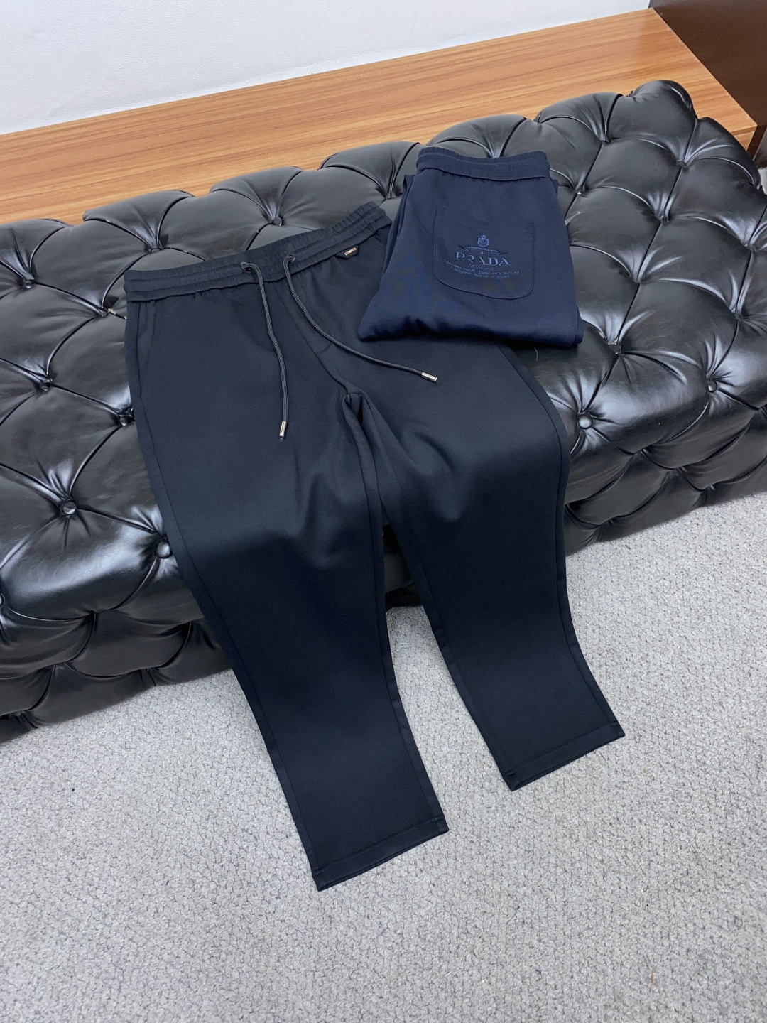 普拉达 秋冬新款男士直筒运动裤，羊绒羊毛混纺面料、三标齐、松紧腰抽绳、两侧口袋设计，合体的裁剪、车线工整