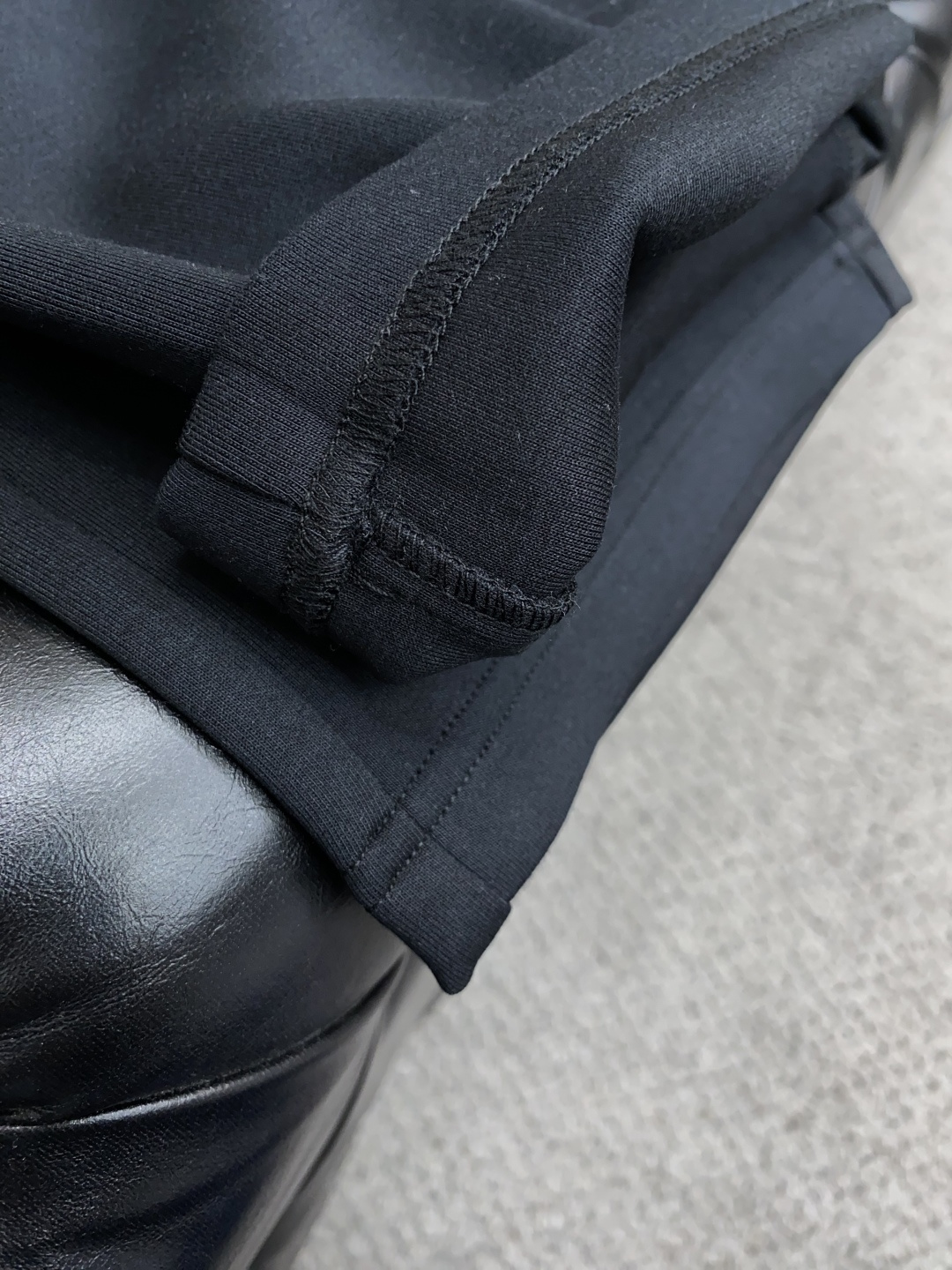 普拉达 秋冬新款男士直筒运动裤，羊绒羊毛混纺面料、三标齐、松紧腰抽绳、两侧口袋设计，合体的裁剪、车线工整