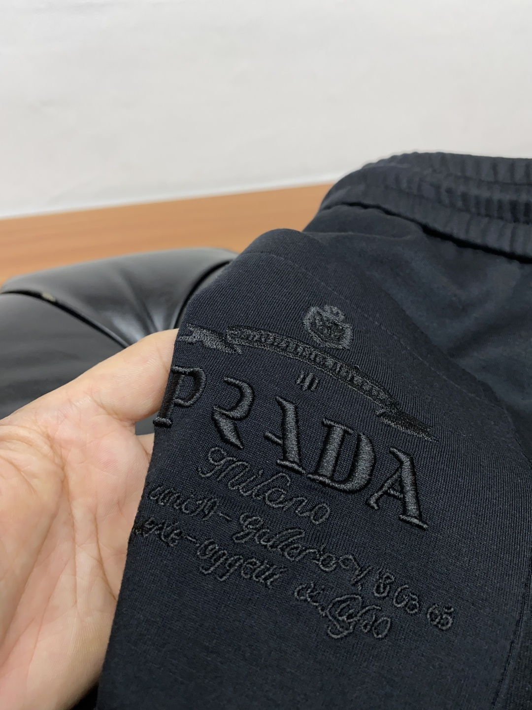 普拉达 秋冬新款男士直筒运动裤，羊绒羊毛混纺面料、三标齐、松紧腰抽绳、两侧口袋设计，合体的裁剪、车线工整