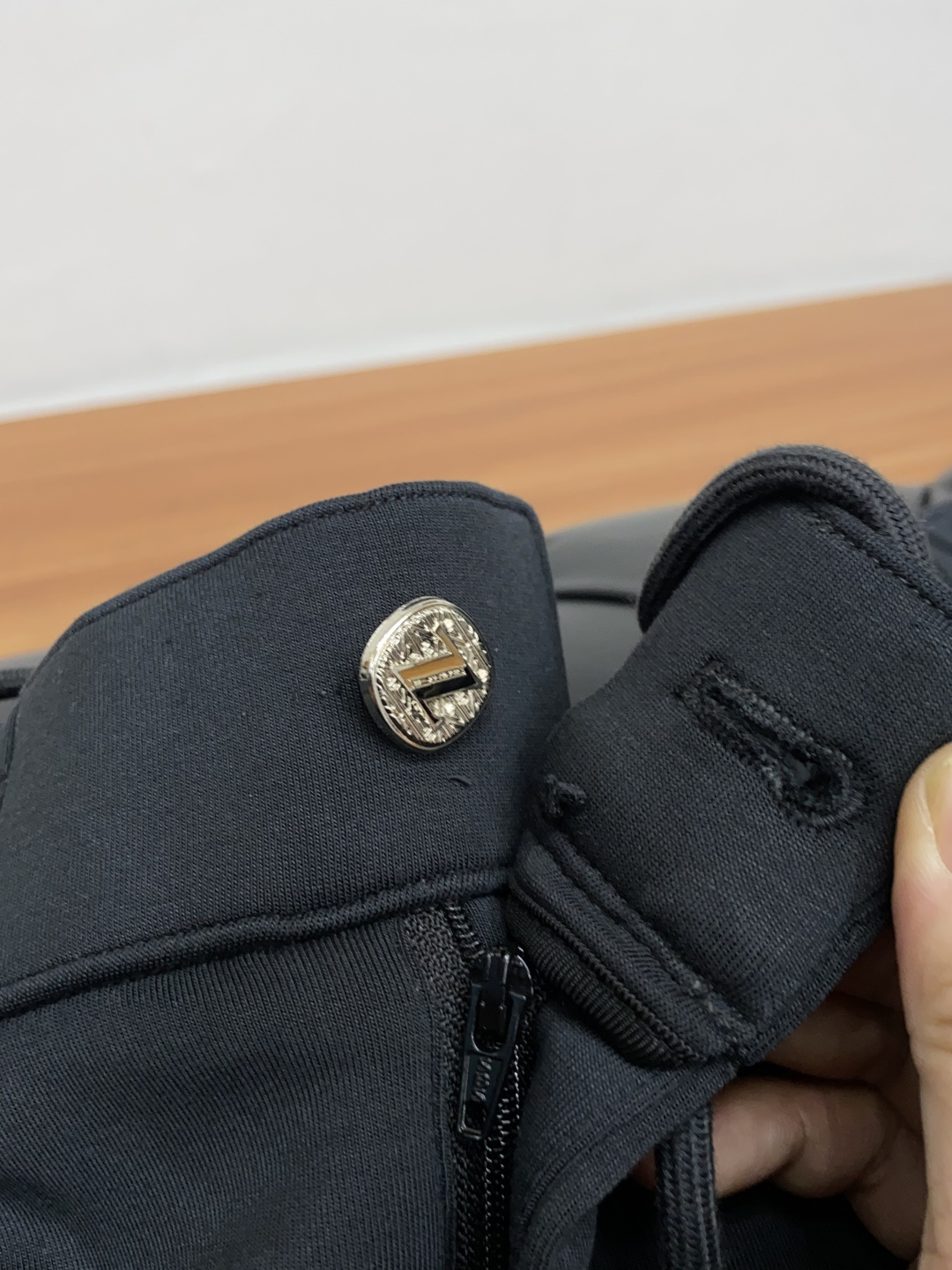 杰尼亚 秋冬新款男士直筒运动裤，羊绒羊毛混纺面料、三标齐、松紧腰抽绳、两侧口袋设计，合体的裁剪、车线工整