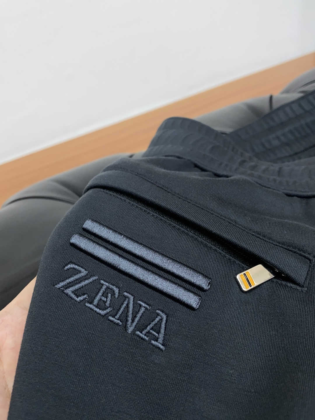 杰尼亚 秋冬新款男士直筒运动裤，羊绒羊毛混纺面料、三标齐、松紧腰抽绳、两侧口袋设计，合体的裁剪、车线工整