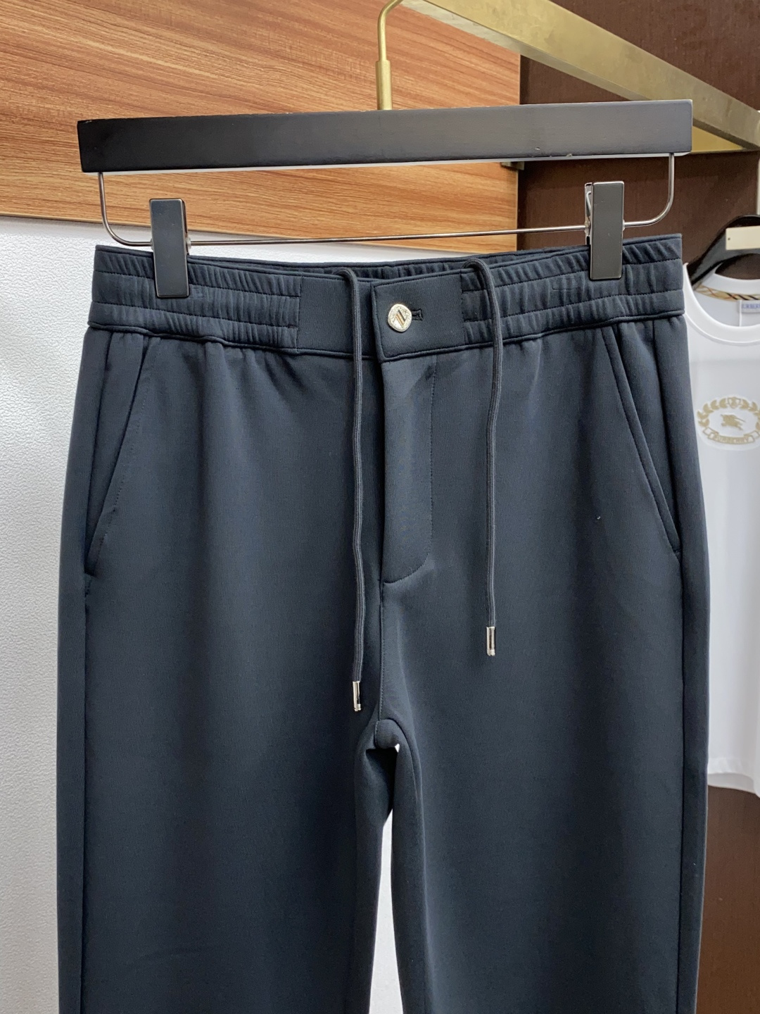 杰尼亚 秋冬新款男士直筒运动裤，羊绒羊毛混纺面料、三标齐、松紧腰抽绳、两侧口袋设计，合体的裁剪、车线工整