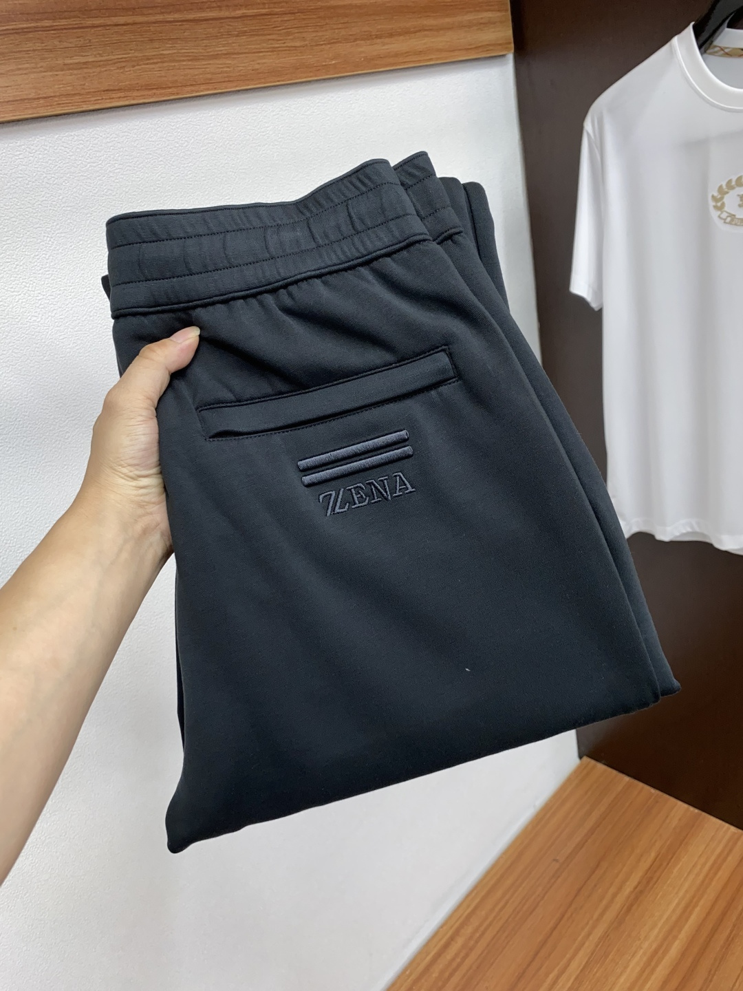 杰尼亚 秋冬新款男士直筒运动裤，羊绒羊毛混纺面料、三标齐、松紧腰抽绳、两侧口袋设计，合体的裁剪、车线工整