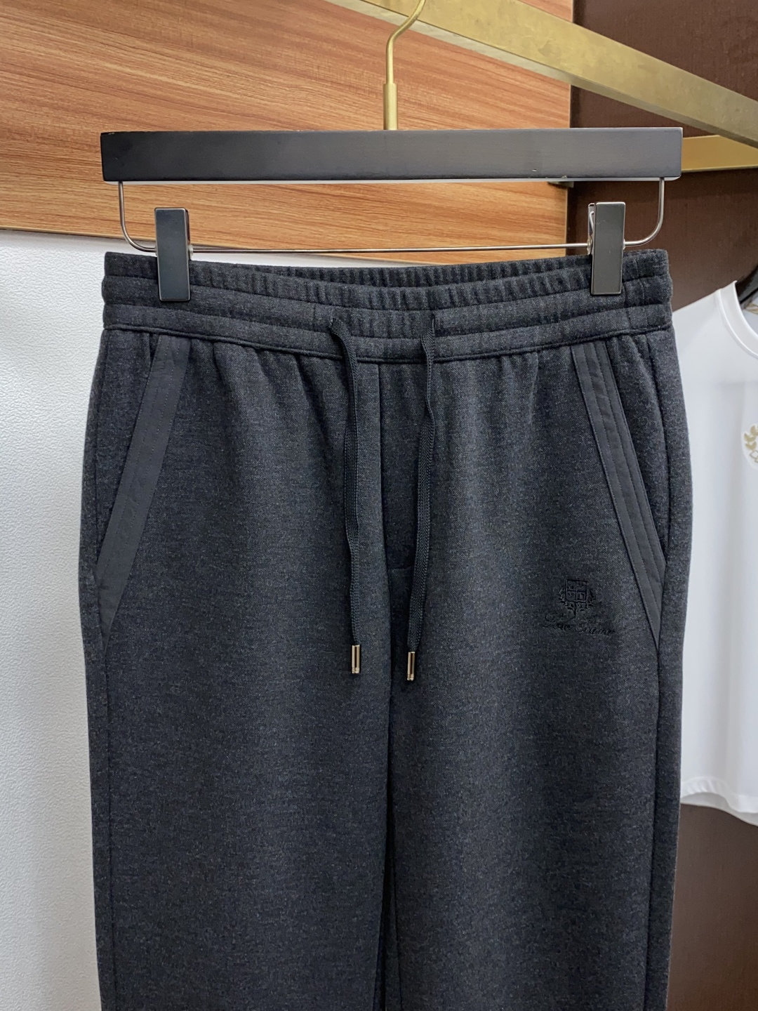 lP🆕 诺悠翩雅 秋冬新款男士直筒运动裤，羊绒羊毛混纺面料、三标齐、松紧腰抽绳、两侧口袋设计，合体的裁剪