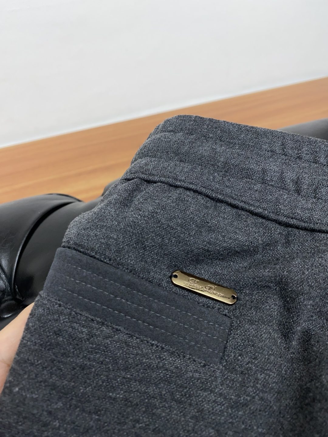 lP🆕 呢悠翩雅 秋冬新款男士直筒运动裤，羊绒羊毛混纺面料、三标齐、松紧腰抽绳、两侧口袋设计，合体的裁剪