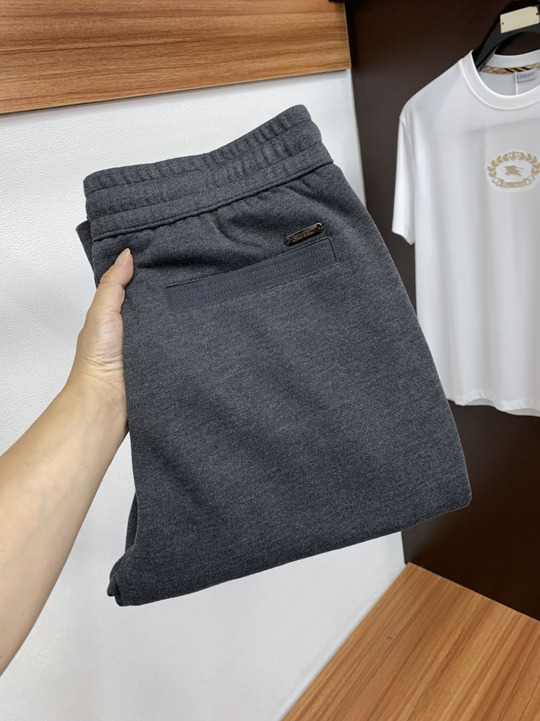 lP🆕 呢悠翩雅 秋冬新款男士直筒运动裤，羊绒羊毛混纺面料、三标齐、松紧腰抽绳、两侧口袋设计，合体的裁剪