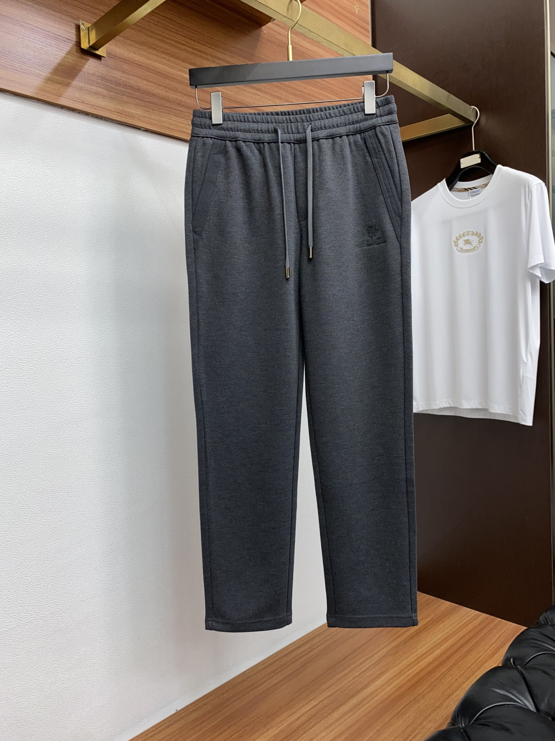 lP🆕 呢悠翩雅 秋冬新款男士直筒运动裤，羊绒羊毛混纺面料、三标齐、松紧腰抽绳、两侧口袋设计，合体的裁剪